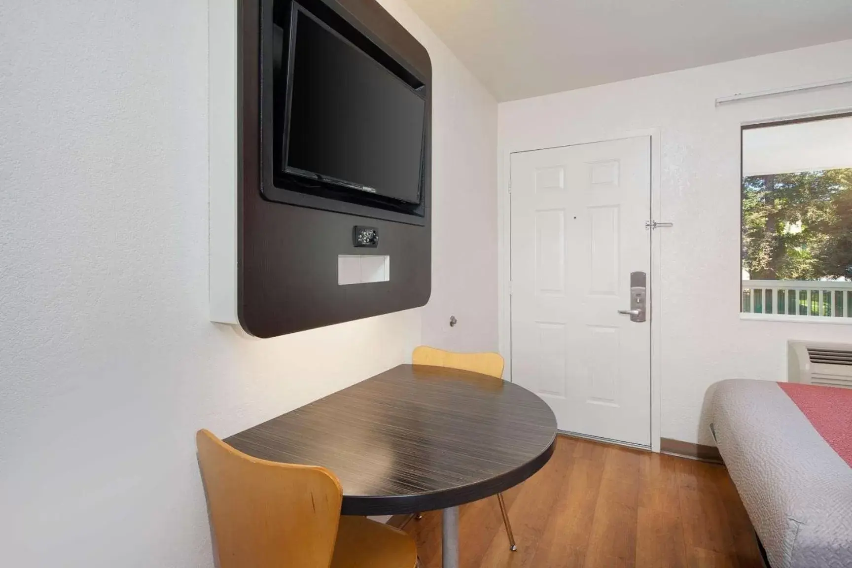 Double Room - single occupancy - Disability Access - Roll In Shower in Motel 6-Arcadia, CA - Los Angeles - Pasadena Area Double Room - single occupancy - Disability Access - Roll In Shower in Motel 6-Arcadia, CA - Los Angeles - Pasadena Area