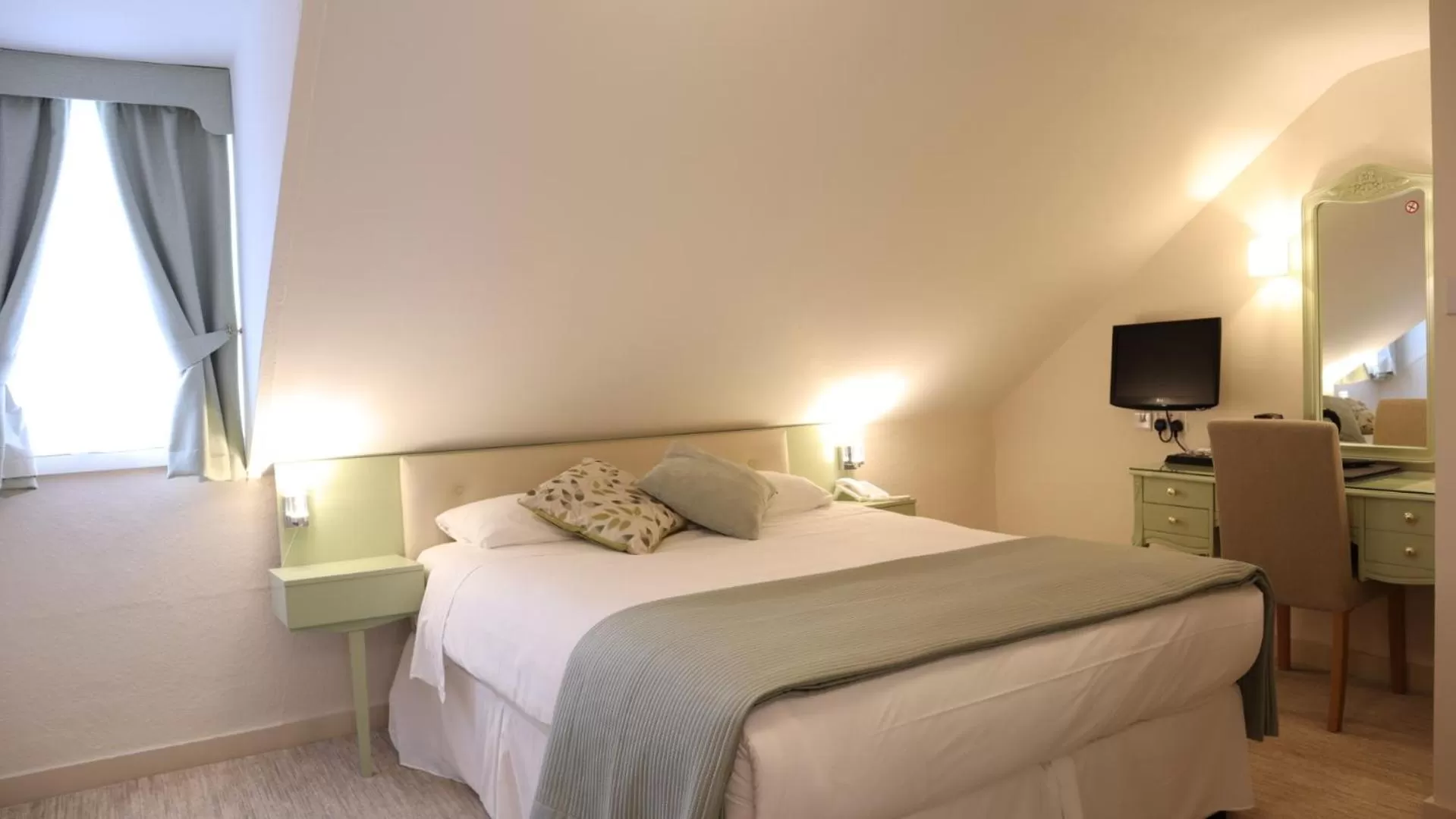 Bedroom, Bed in Centennial Hotel