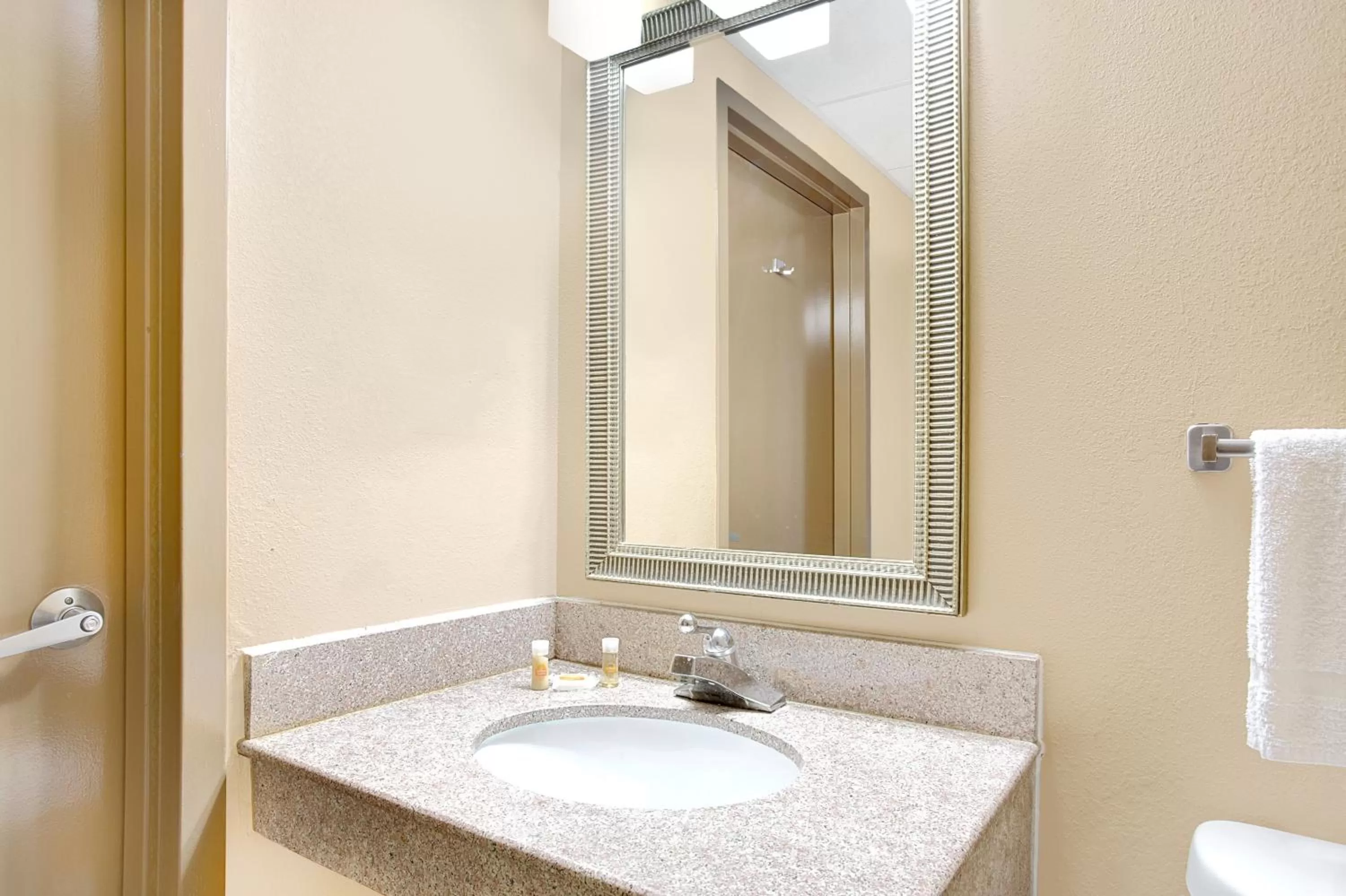 King Room - Disability Access/Non-Smoking in Days Inn by Wyndham Newport News City Center Oyster Point