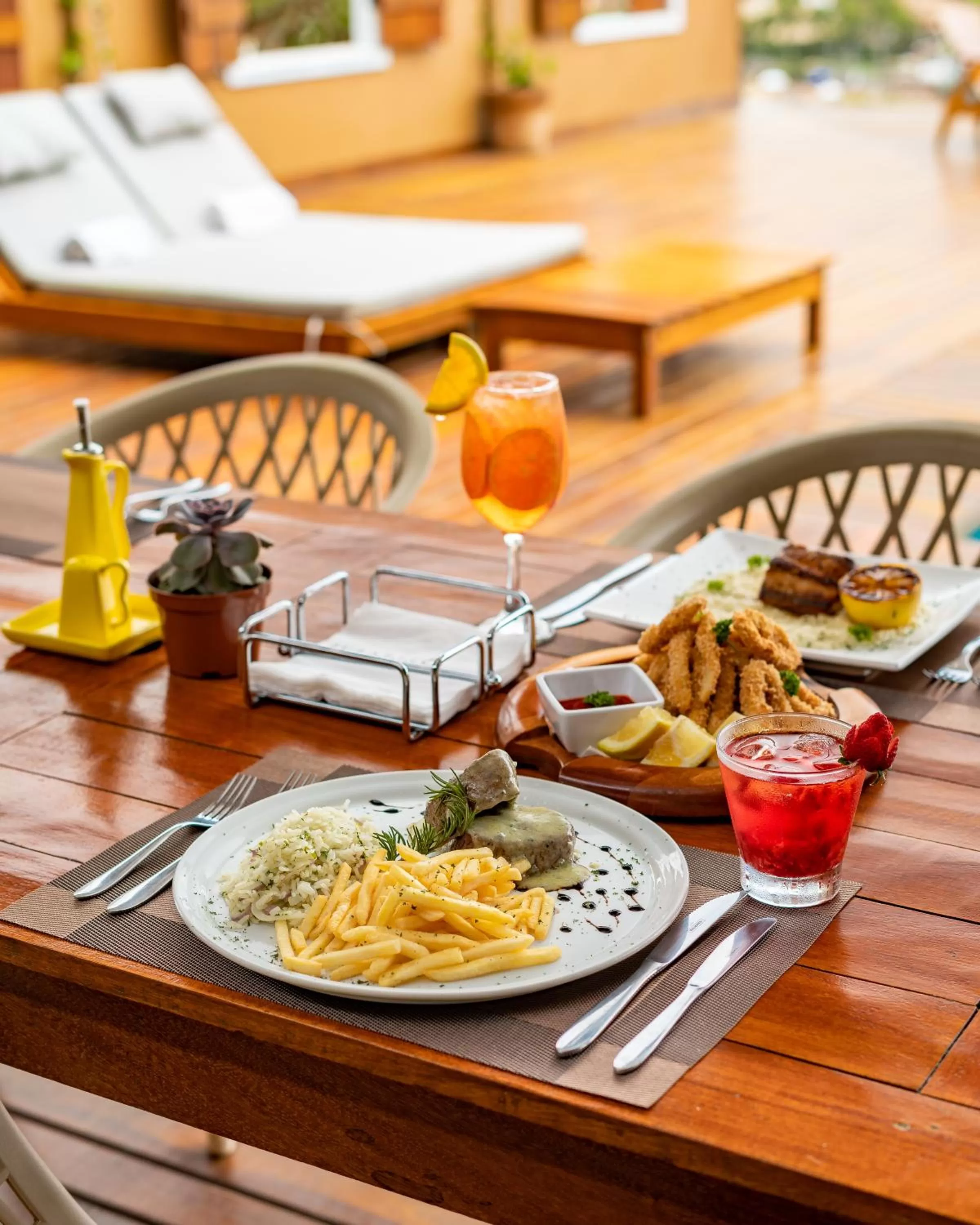 Food and drinks in Jubarte Hotel by Insólito