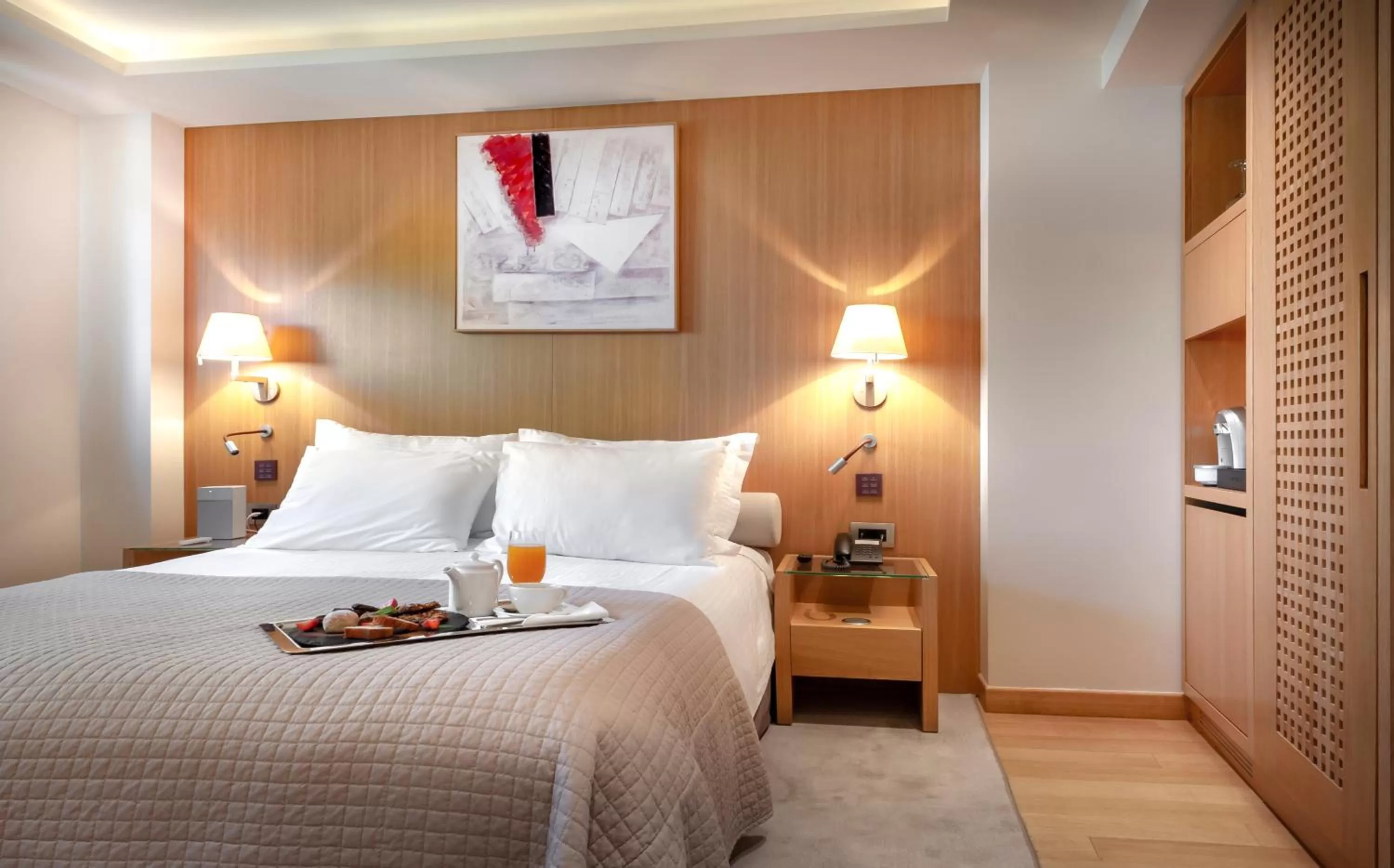 Photo of the whole room, Bed in Somewhere Vouliagmeni