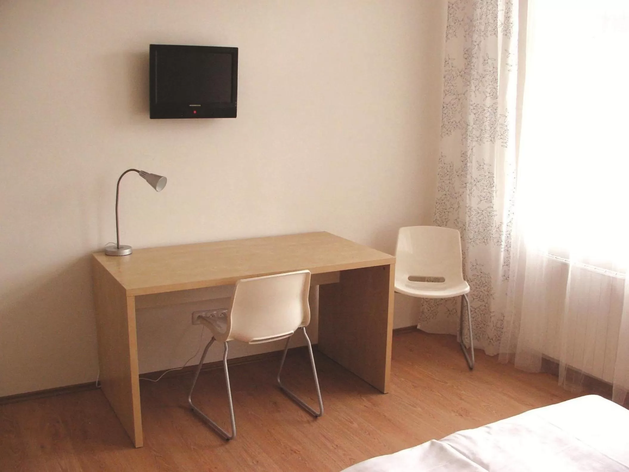 Seating area, Bed in Hotel Saloon