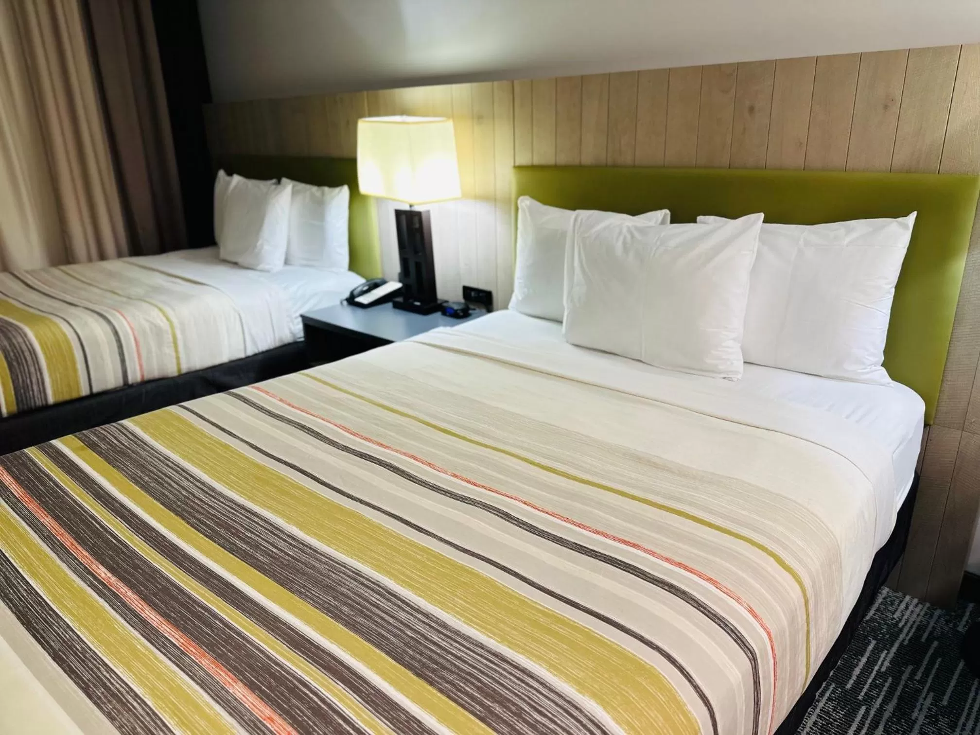 Bed in Country Inn & Suites by Radisson, San Jose International Airport, CA