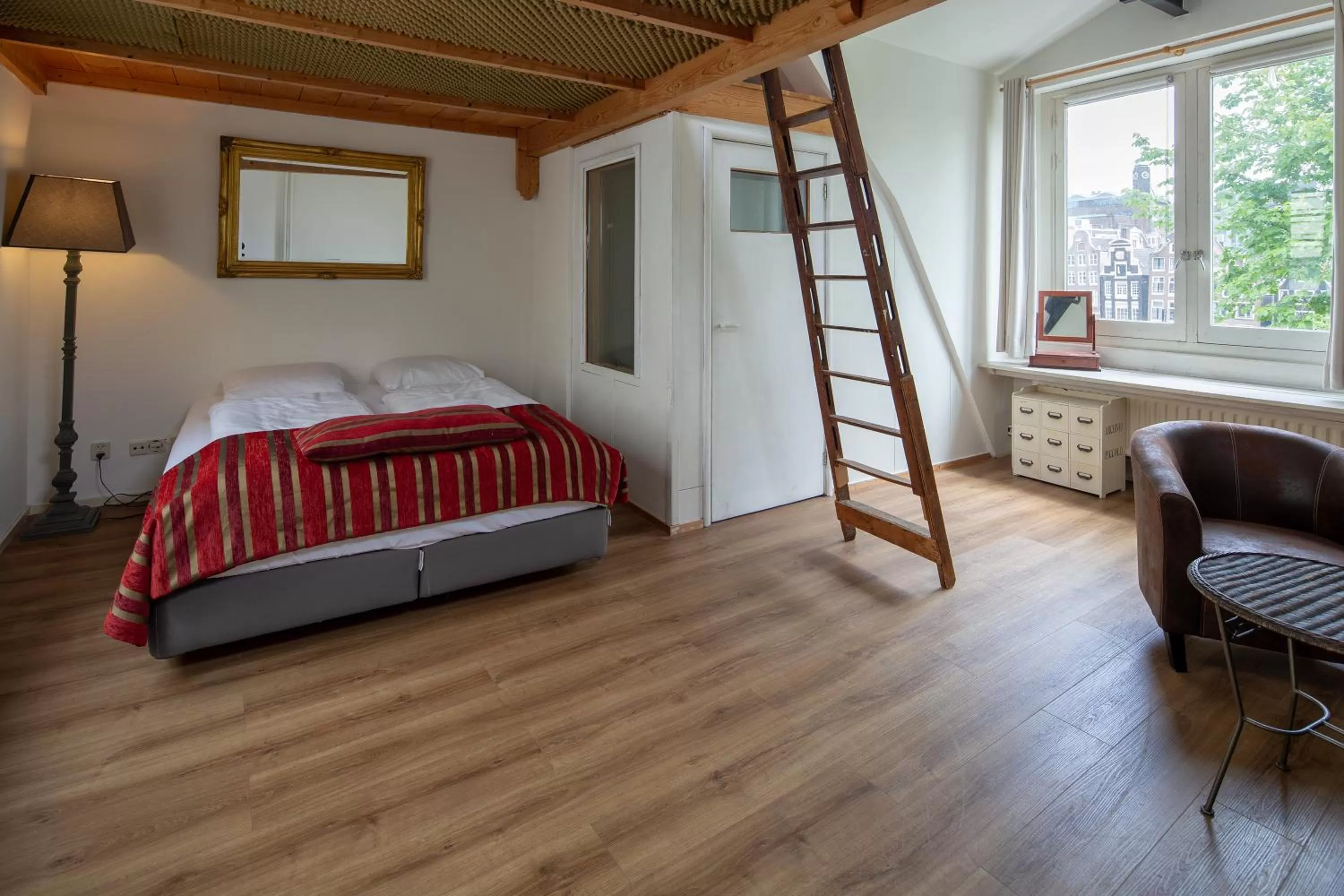 Seating area, Bed in Amsterdam House Hotel