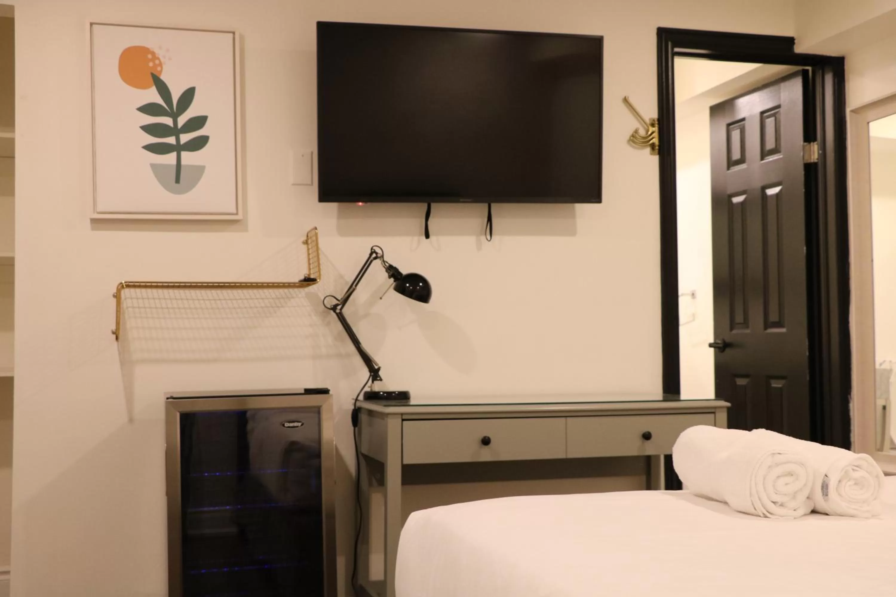 Toilet, TV/Entertainment Center in Pembroke Inn