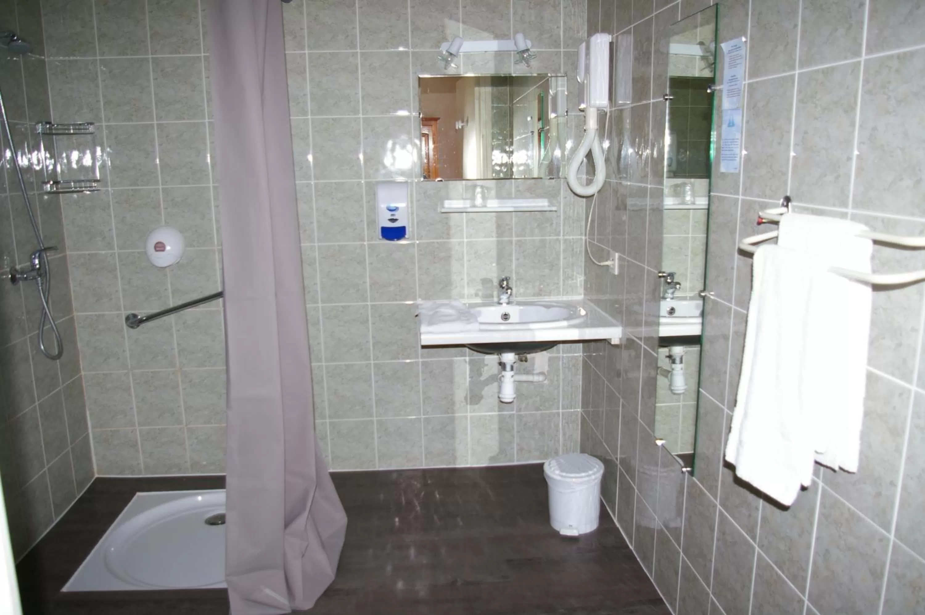 Hôtel de Bretagne - anciennement Queen Serenity Hotel