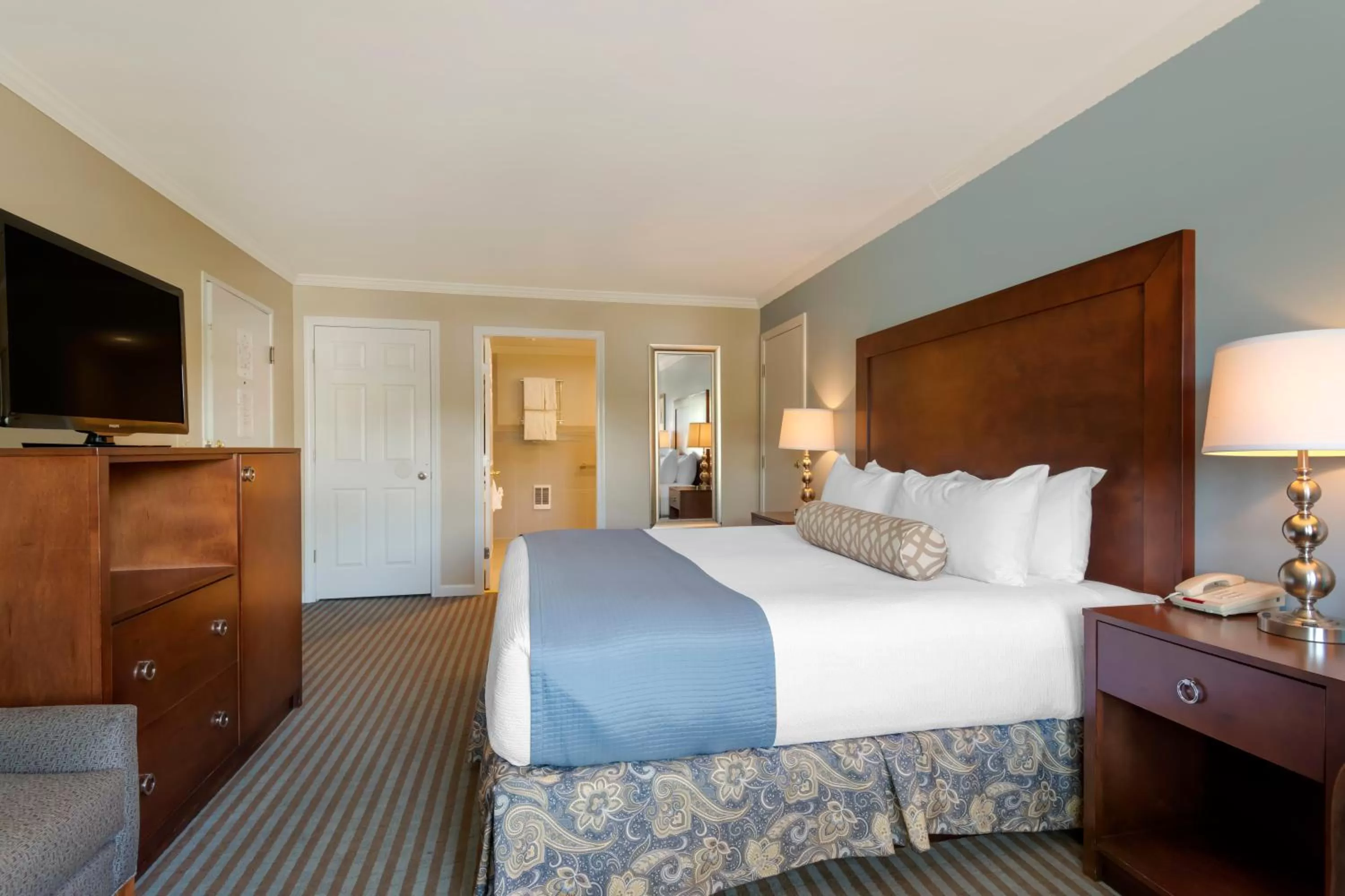 Bed in Union Bluff Hotel & Meeting House