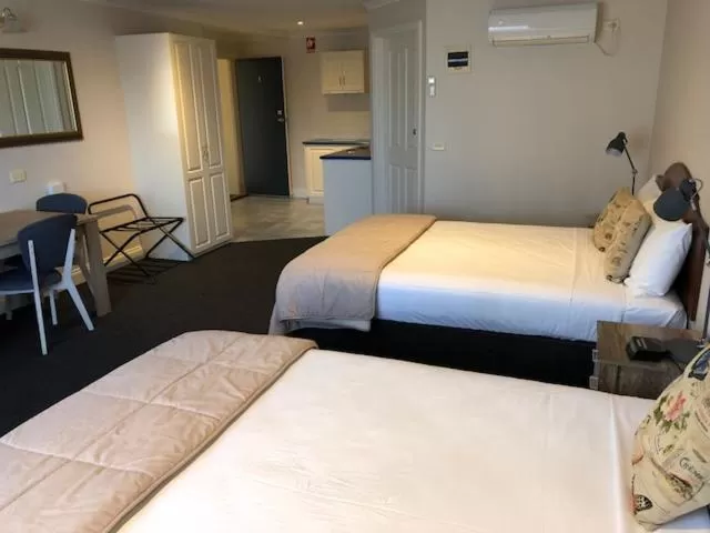 Bed in Ashmont Motel and Apartments