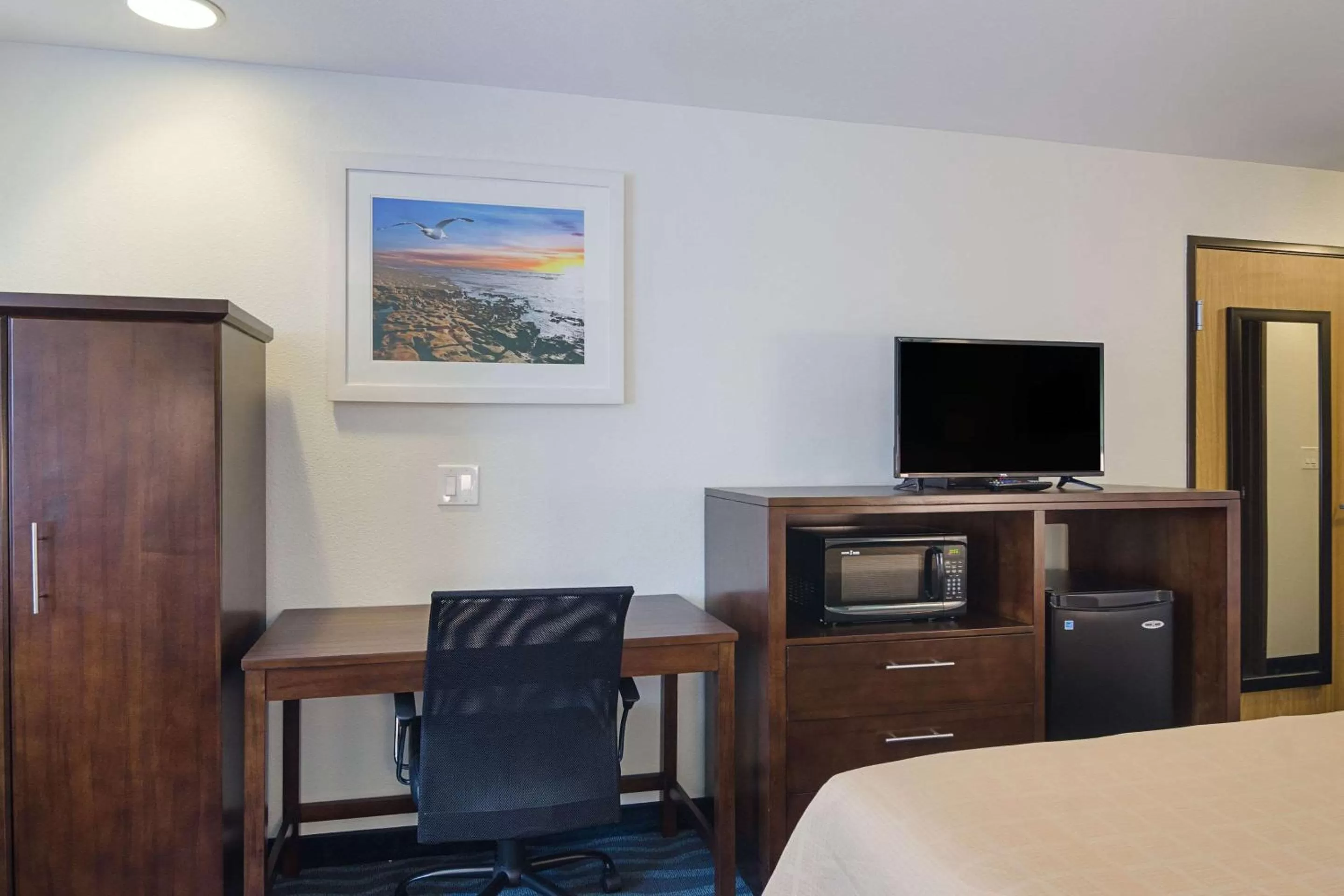 Photo of the whole room, Bed in Quality Inn Seaside Oregon Coast