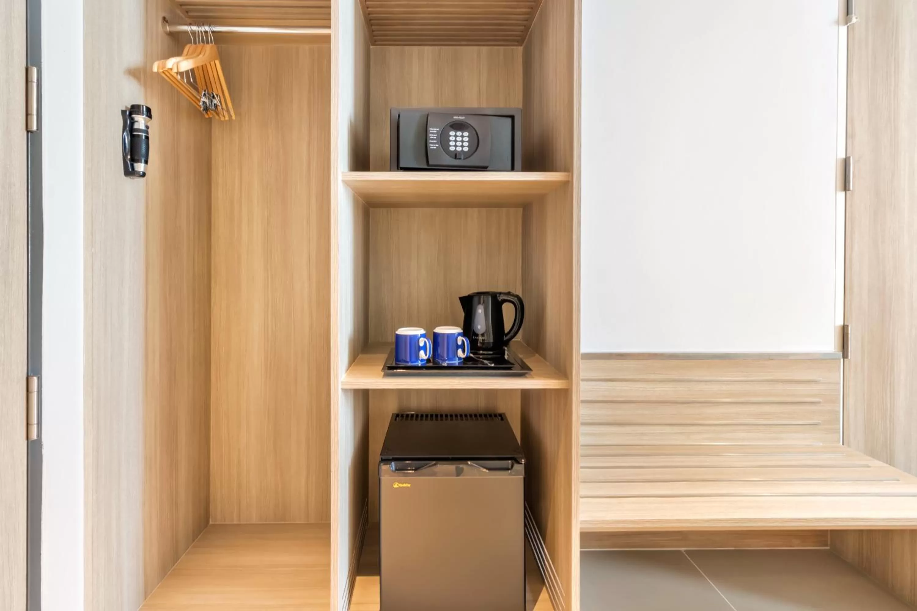 Photo of the whole room in Holiday Inn Express Bangkok Soi Soonvijai by IHG