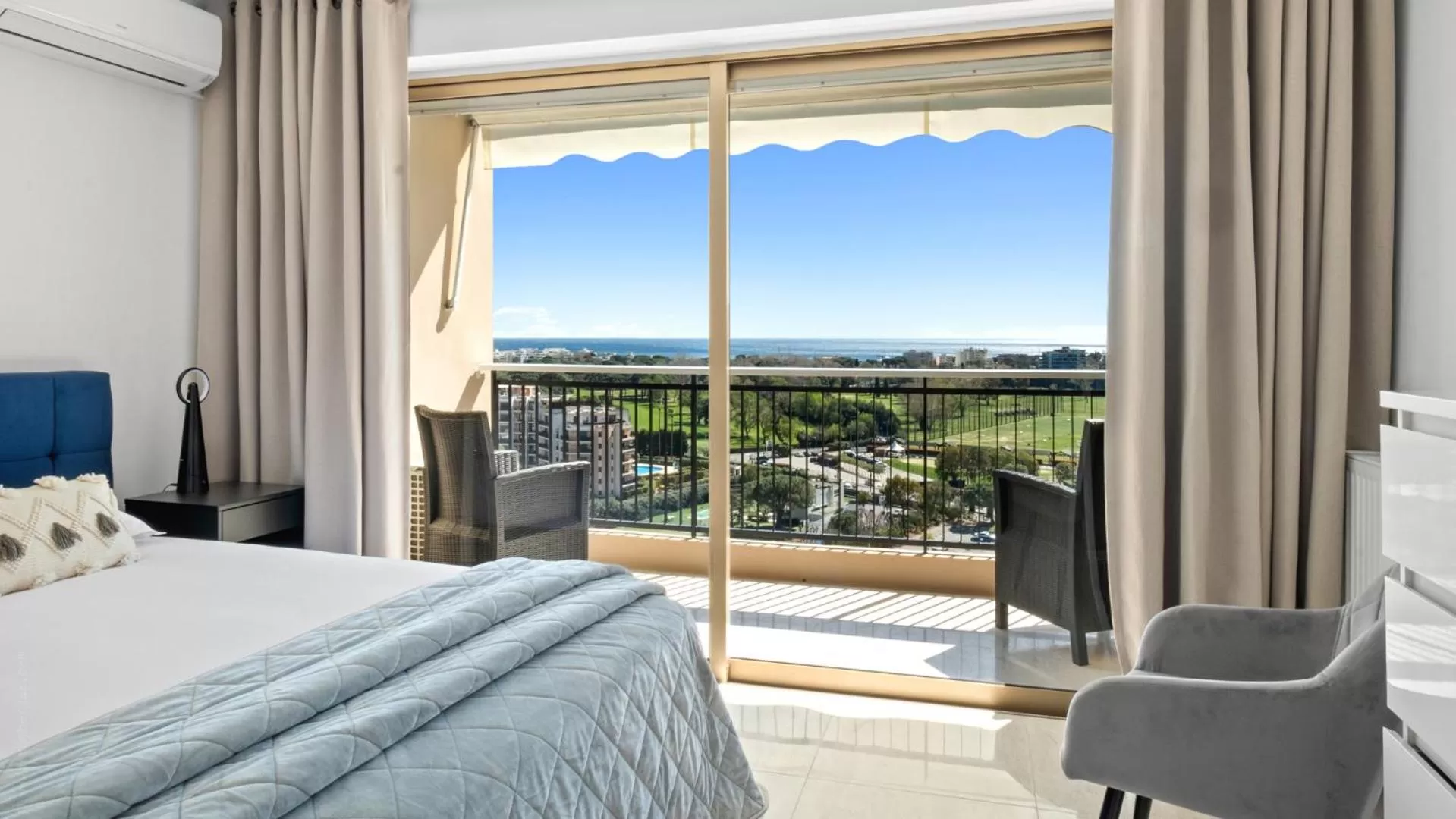 Bed in Cannes Marina Appart Hotel Mandelieu