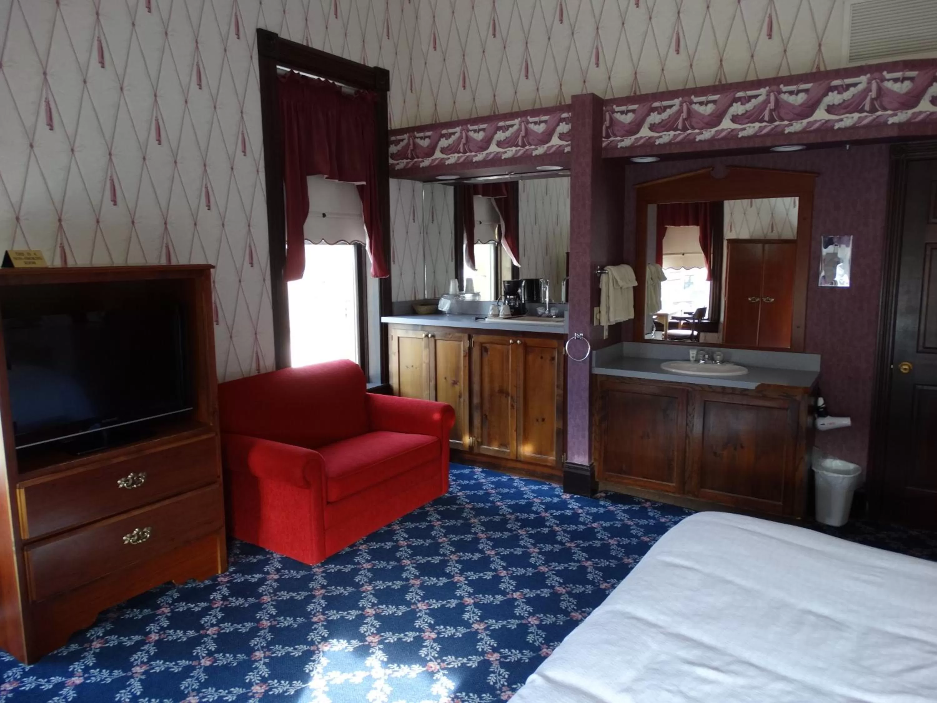 Photo of the whole room, TV/Entertainment Center in Historic Iron Horse Inn - Deadwood