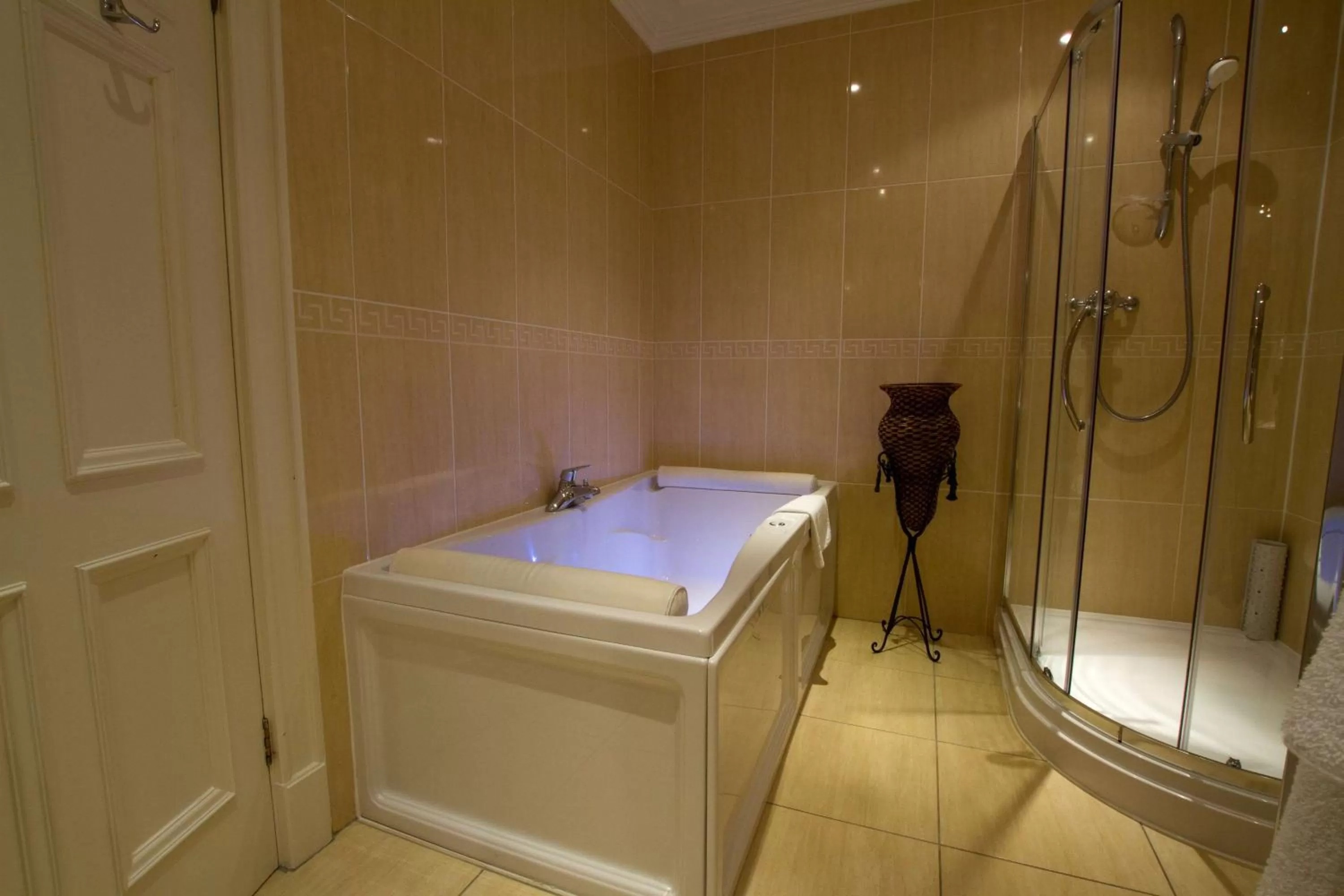 Bathroom, Bed in Best Western Plus West Retford Hotel