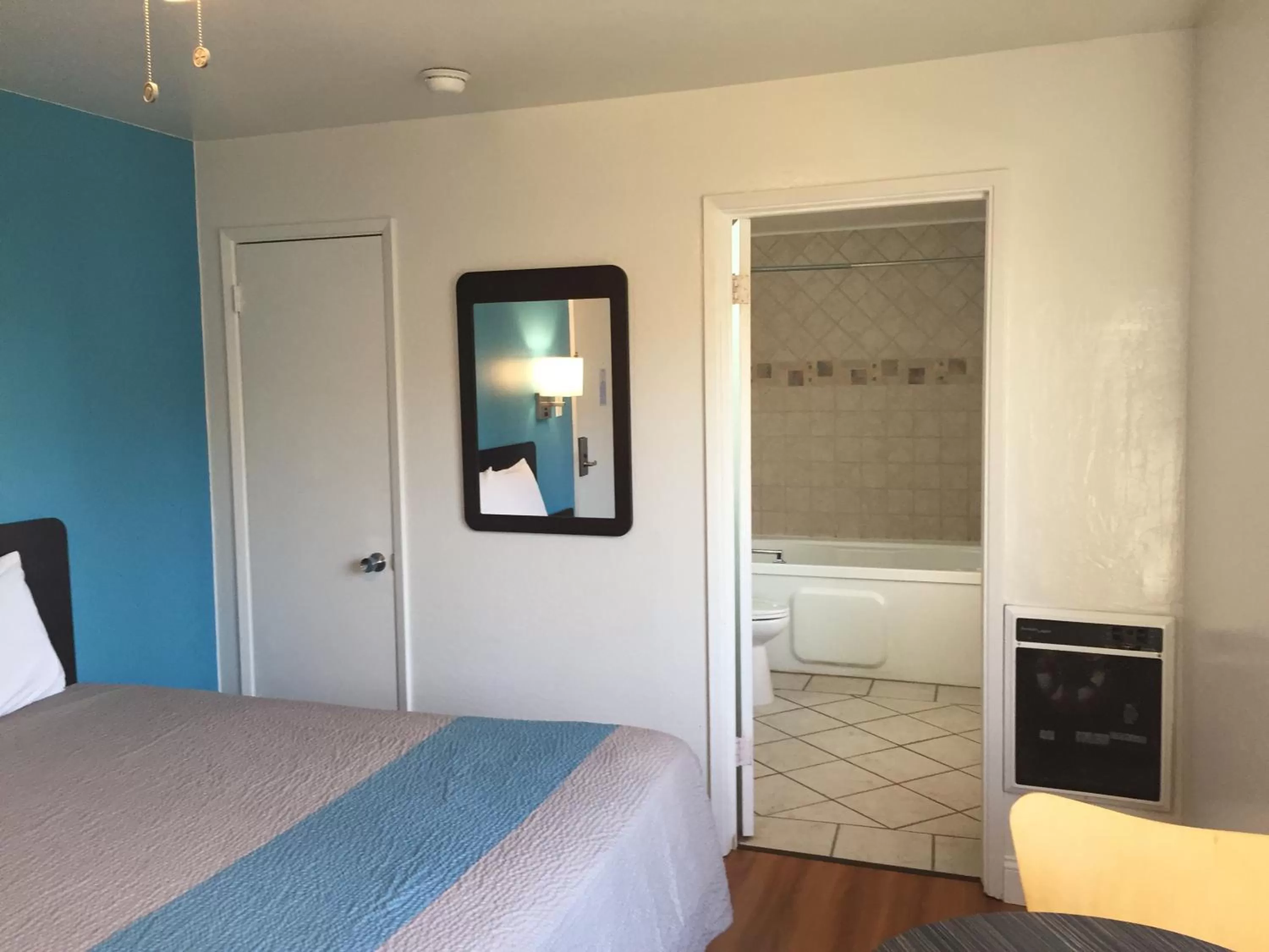 Photo of the whole room, Bed in Motel 6 Pismo Beach CA Pacific Ocean