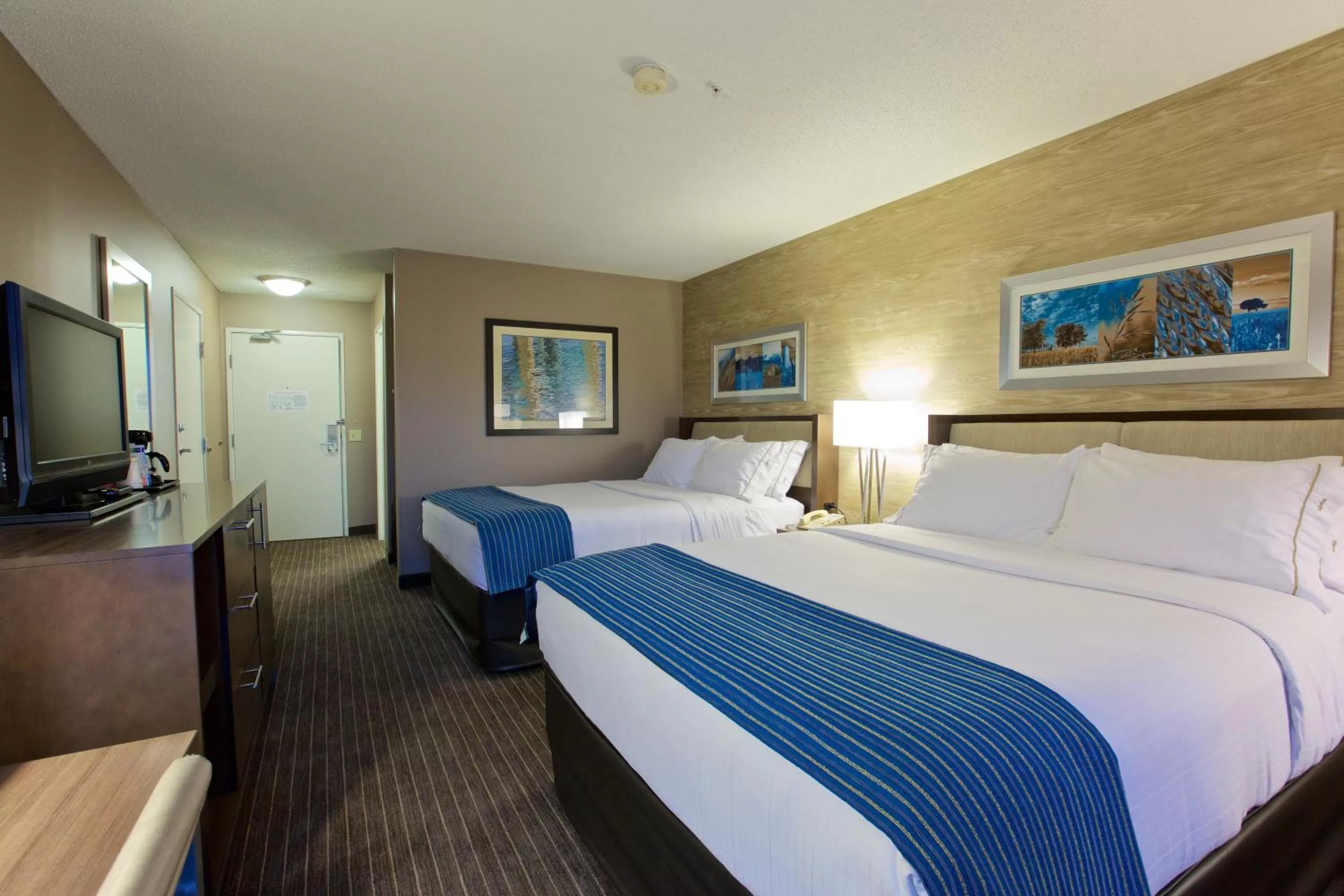 Photo of the whole room, Bed in Holiday Inn Express Fargo - West Acres by IHG