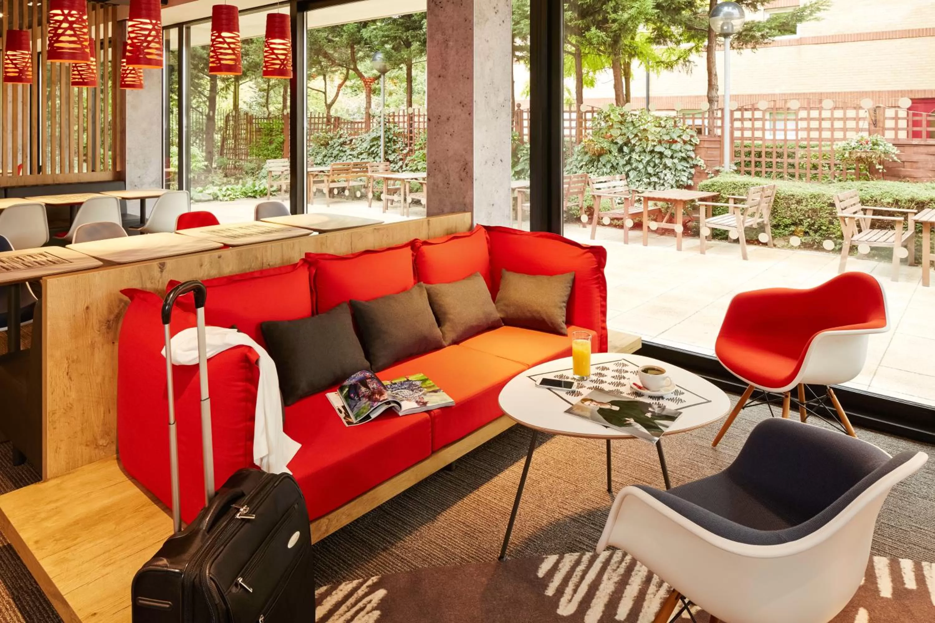 Lounge or bar in ibis London Thurrock M25