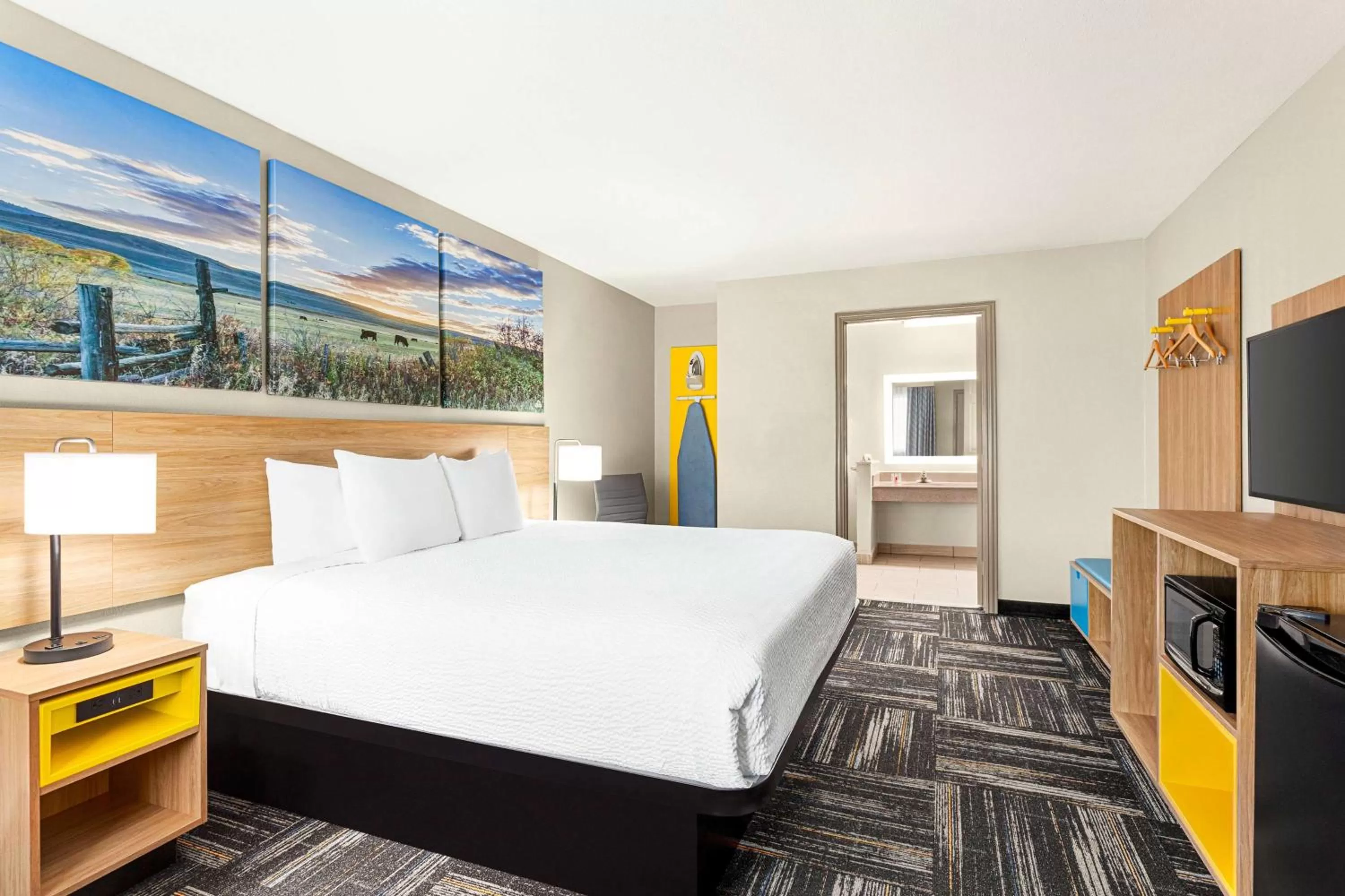 Bedroom, Bed in Days Inn by Wyndham Paris