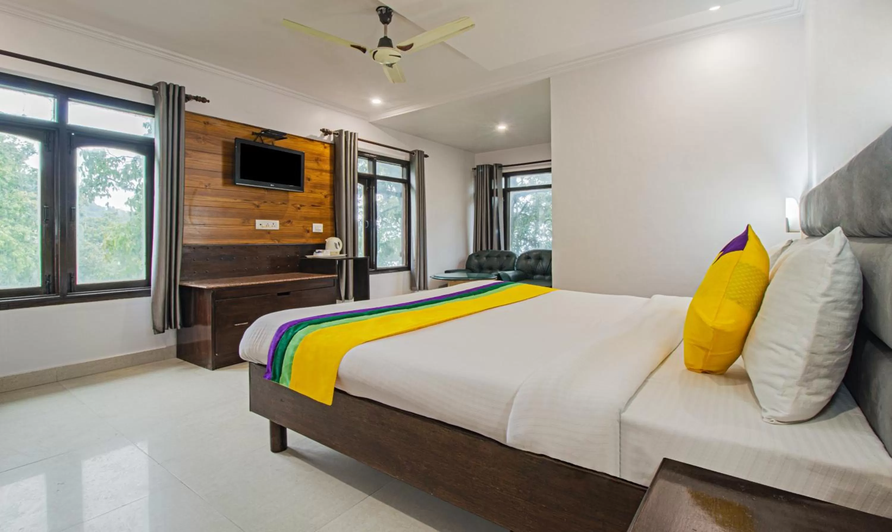 TV and multimedia, Bed in Itsy Hotels Peak View, 300 Mts From Mall Road