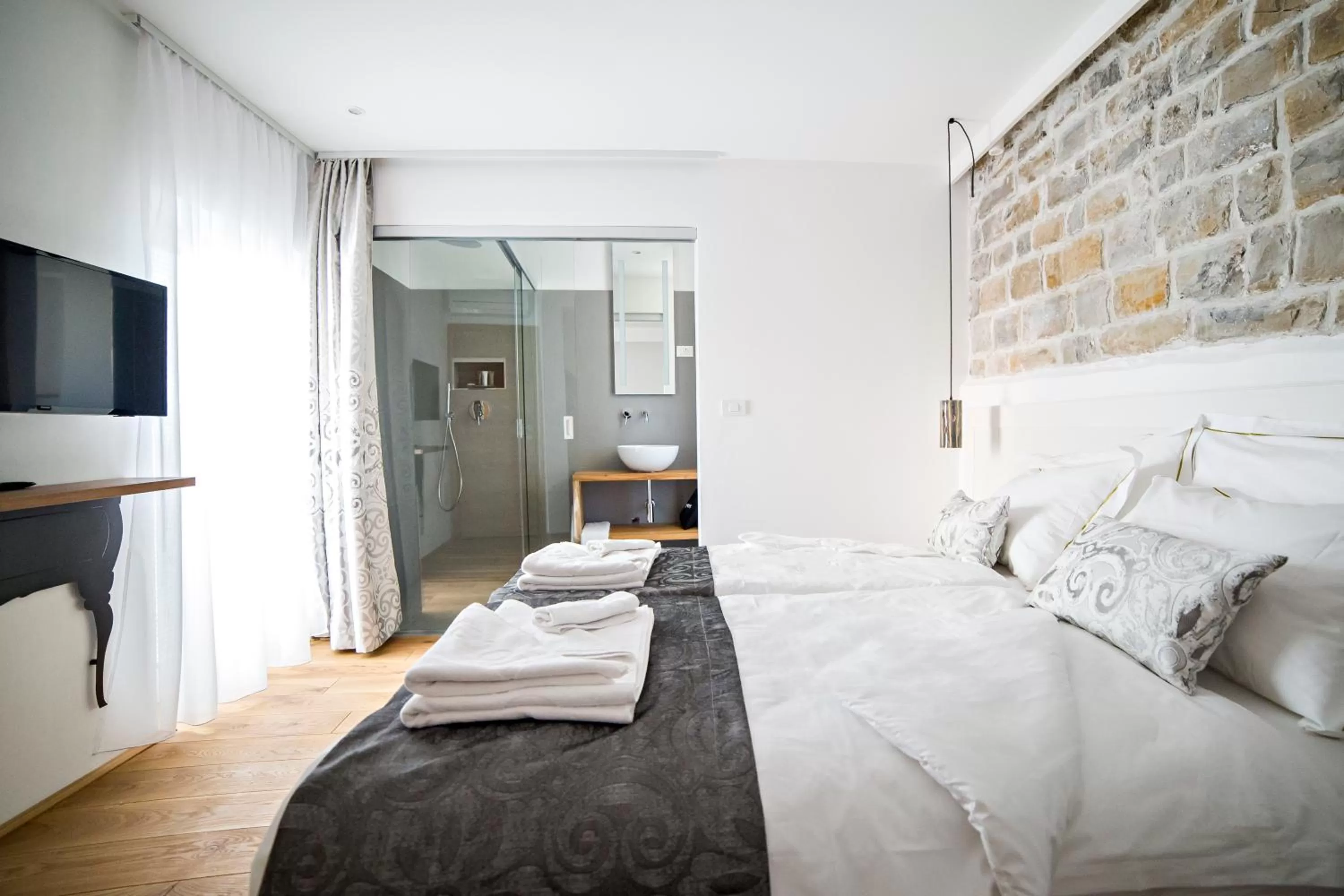 Photo of the whole room, Bed in MEMENTO B&B Piran