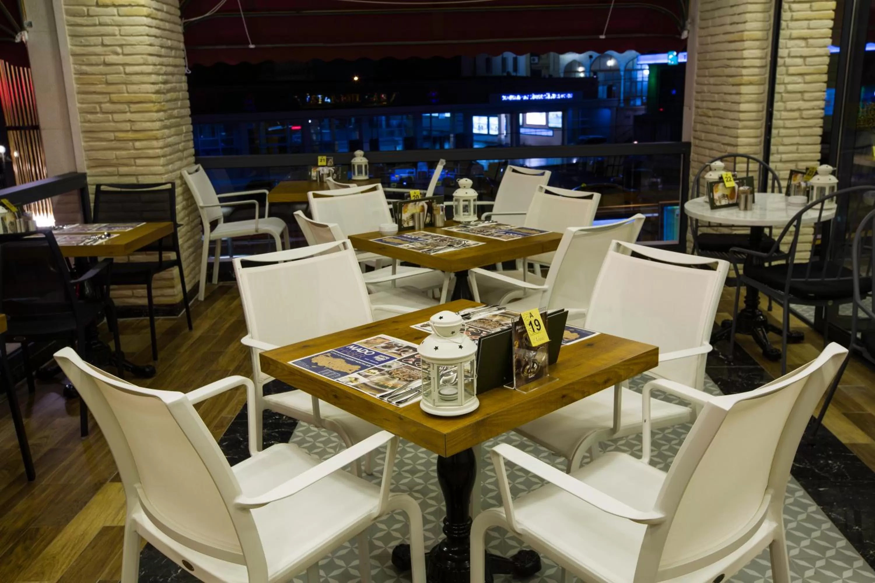 Restaurant/places to eat in Empire Suite Hotel