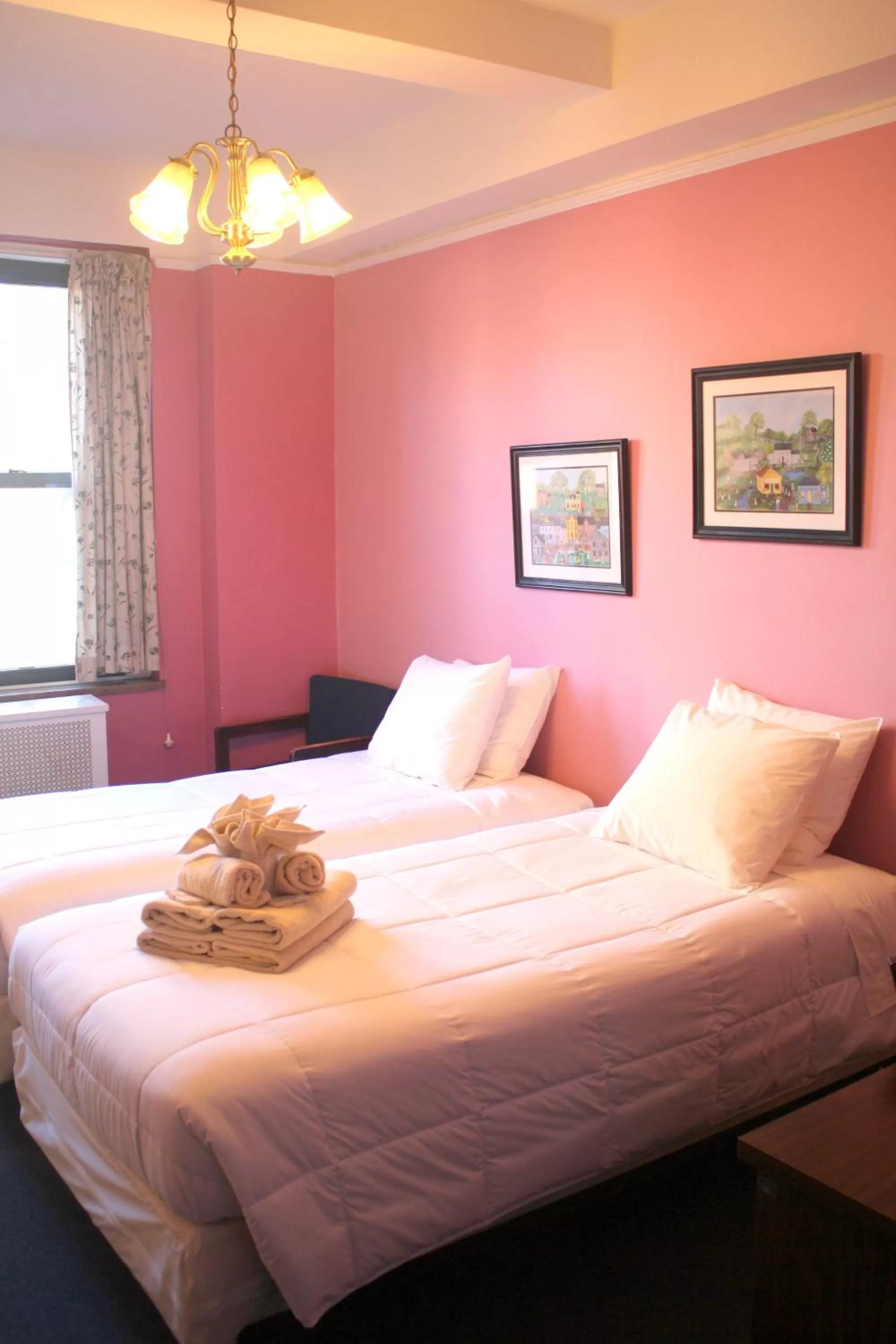 Bedroom, Bed in Leo House