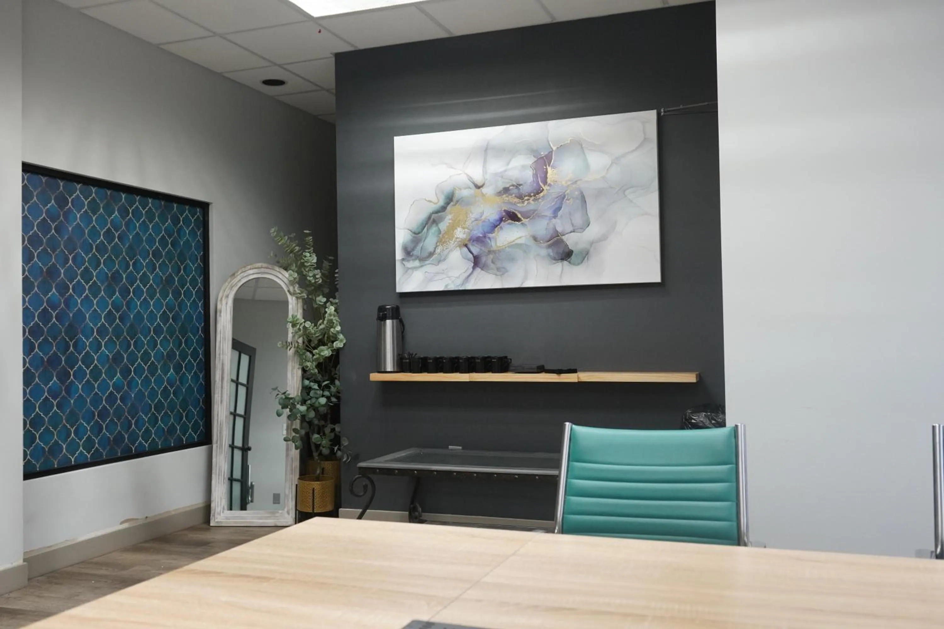 Decorative detail in American Inn & Suites