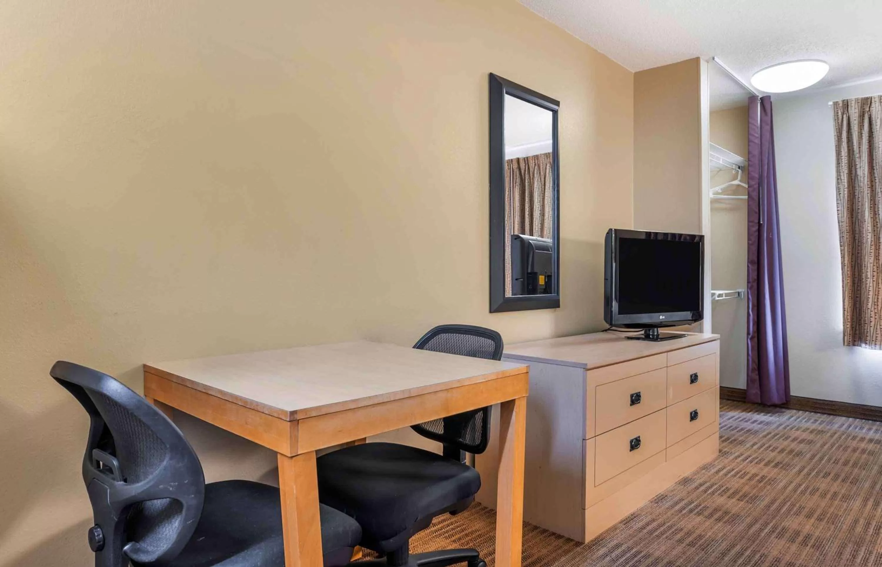 Bedroom in Extended Stay America Suites - Cincinnati - Blue Ash - Kenwood Road