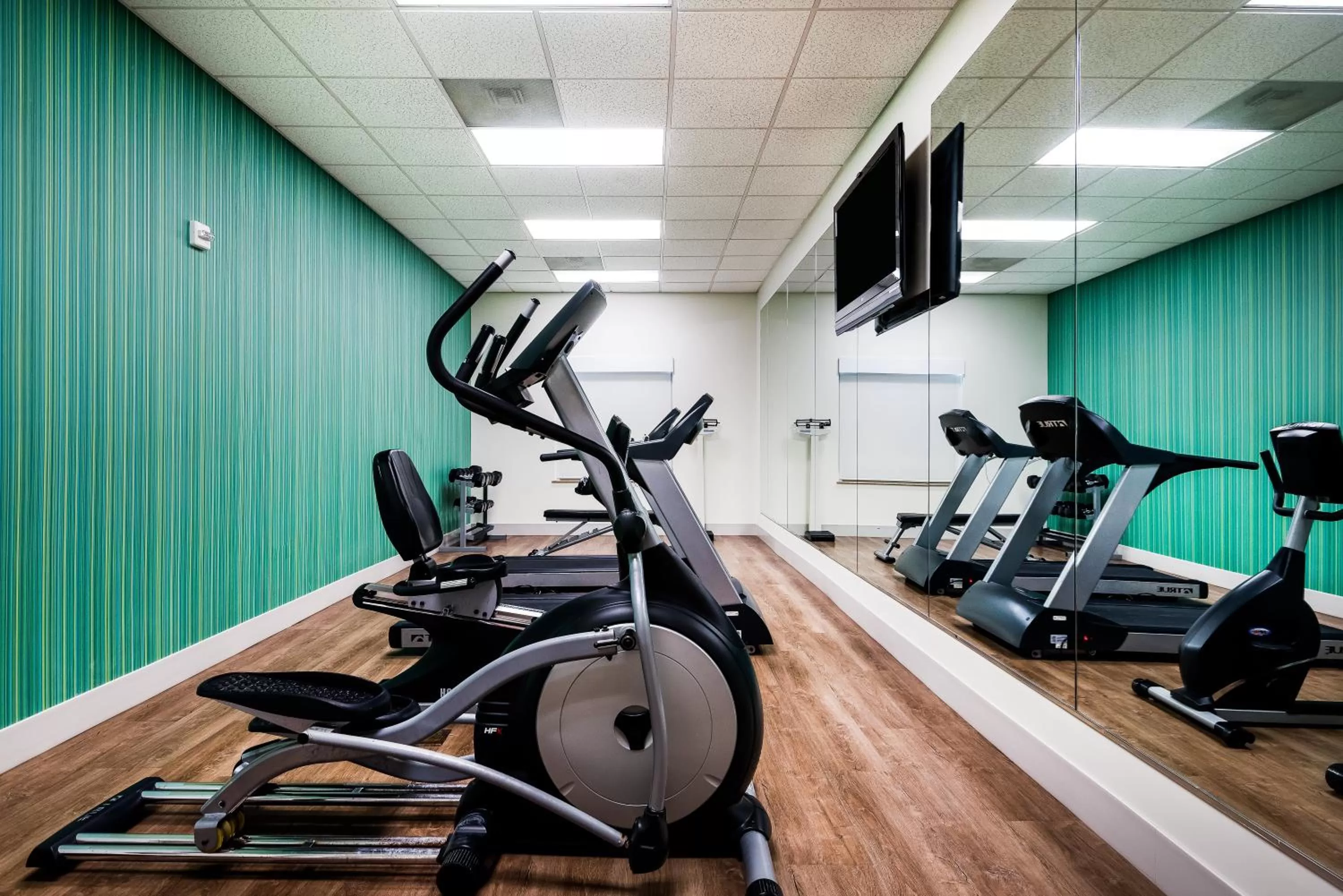 Fitness centre/facilities in Holiday Inn Express Ontario by IHG