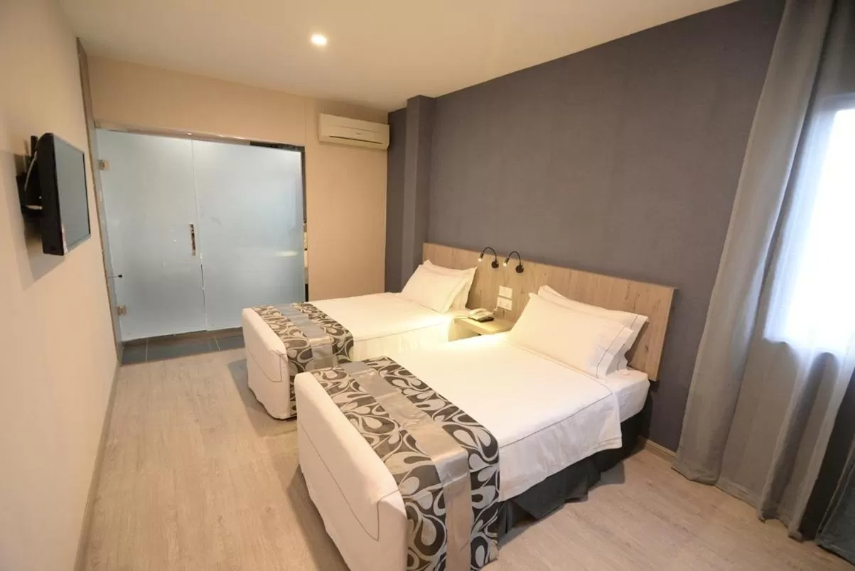 Bedroom, Bed in Diamond Inn