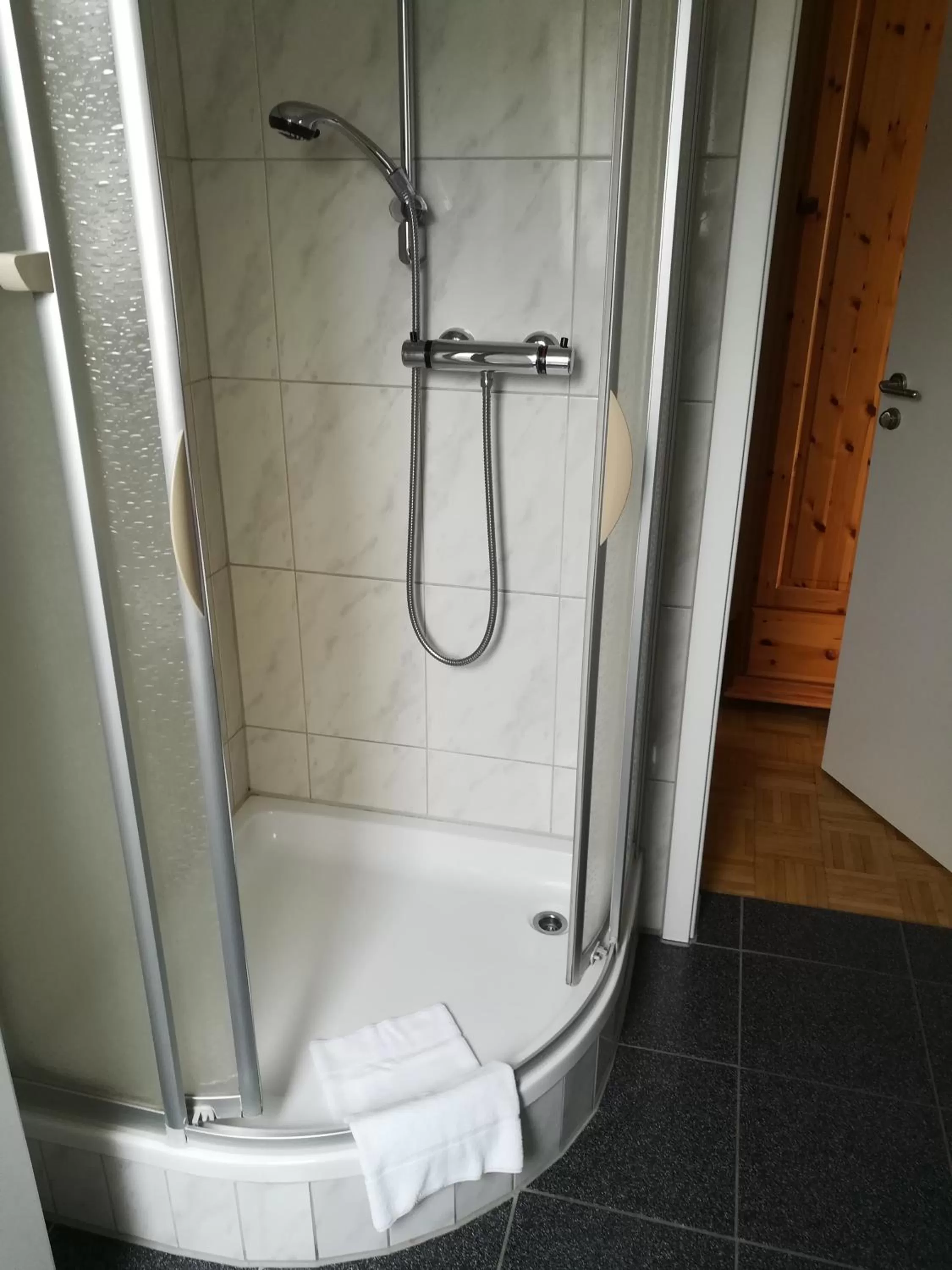 Shower in Gästehaus Grunewald Bed & Breakfast