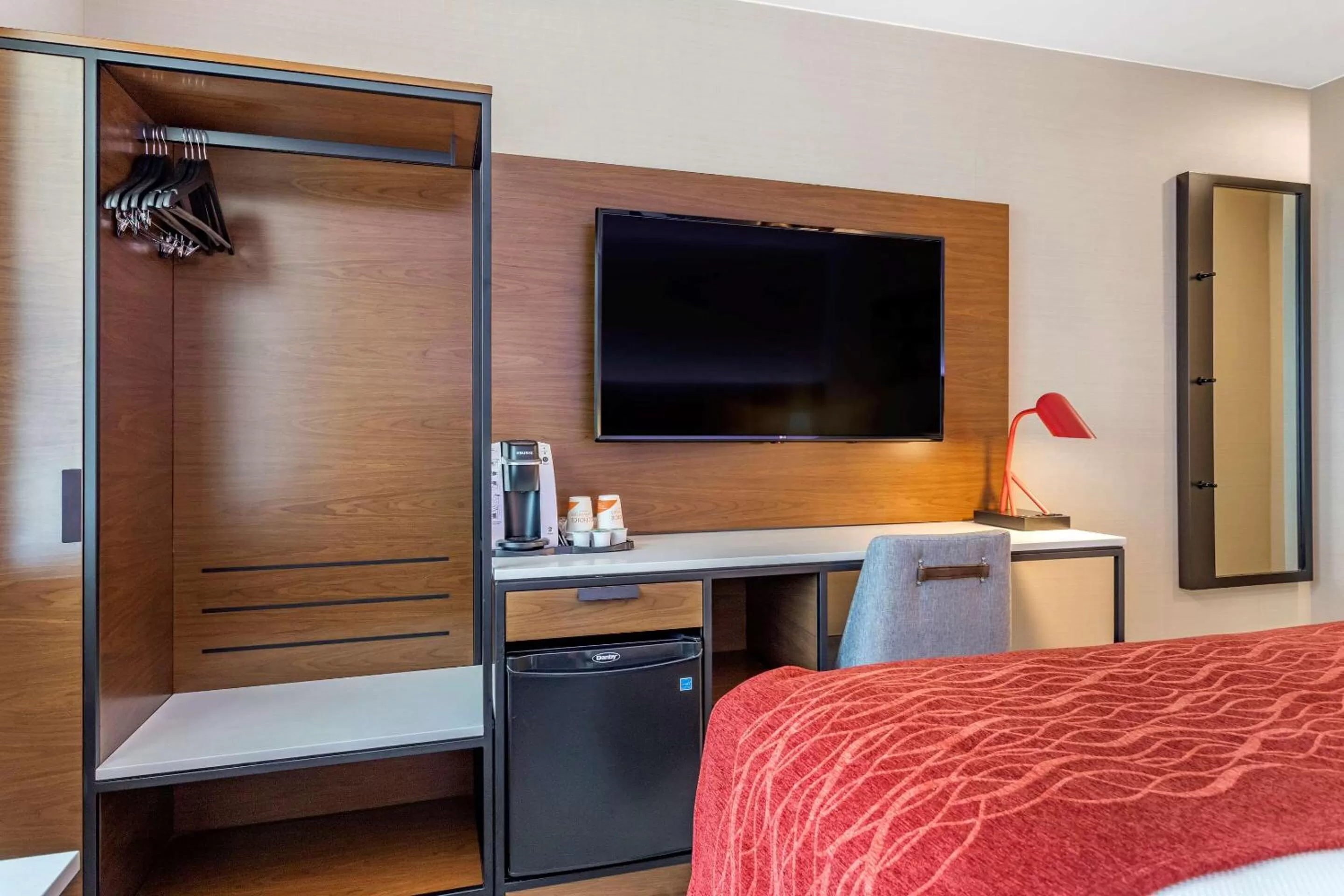 Photo of the whole room, Bed in Comfort Inn JFK Airport