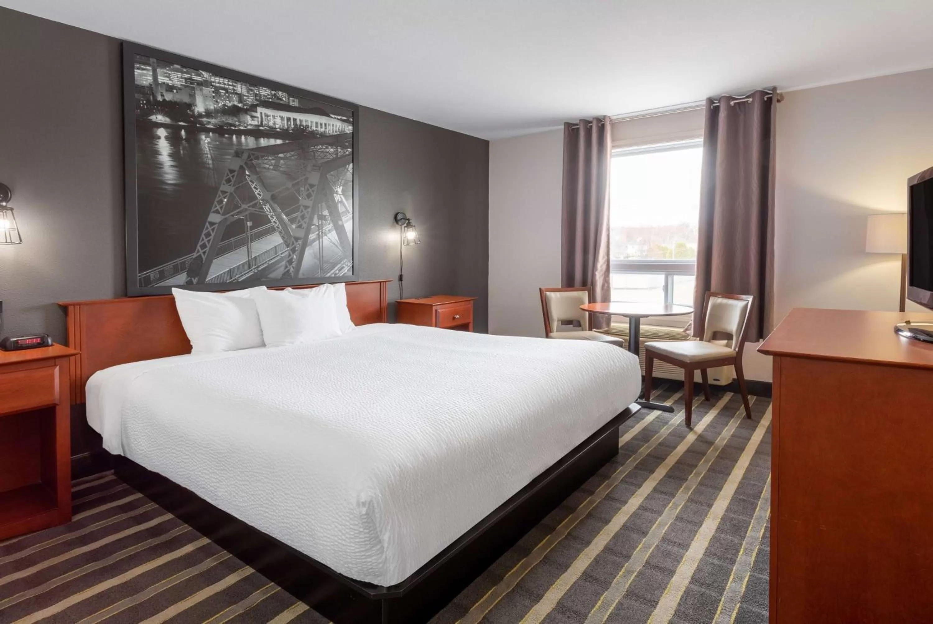 Photo of the whole room, Bed in Super 8 by Wyndham Trois-Rivieres
