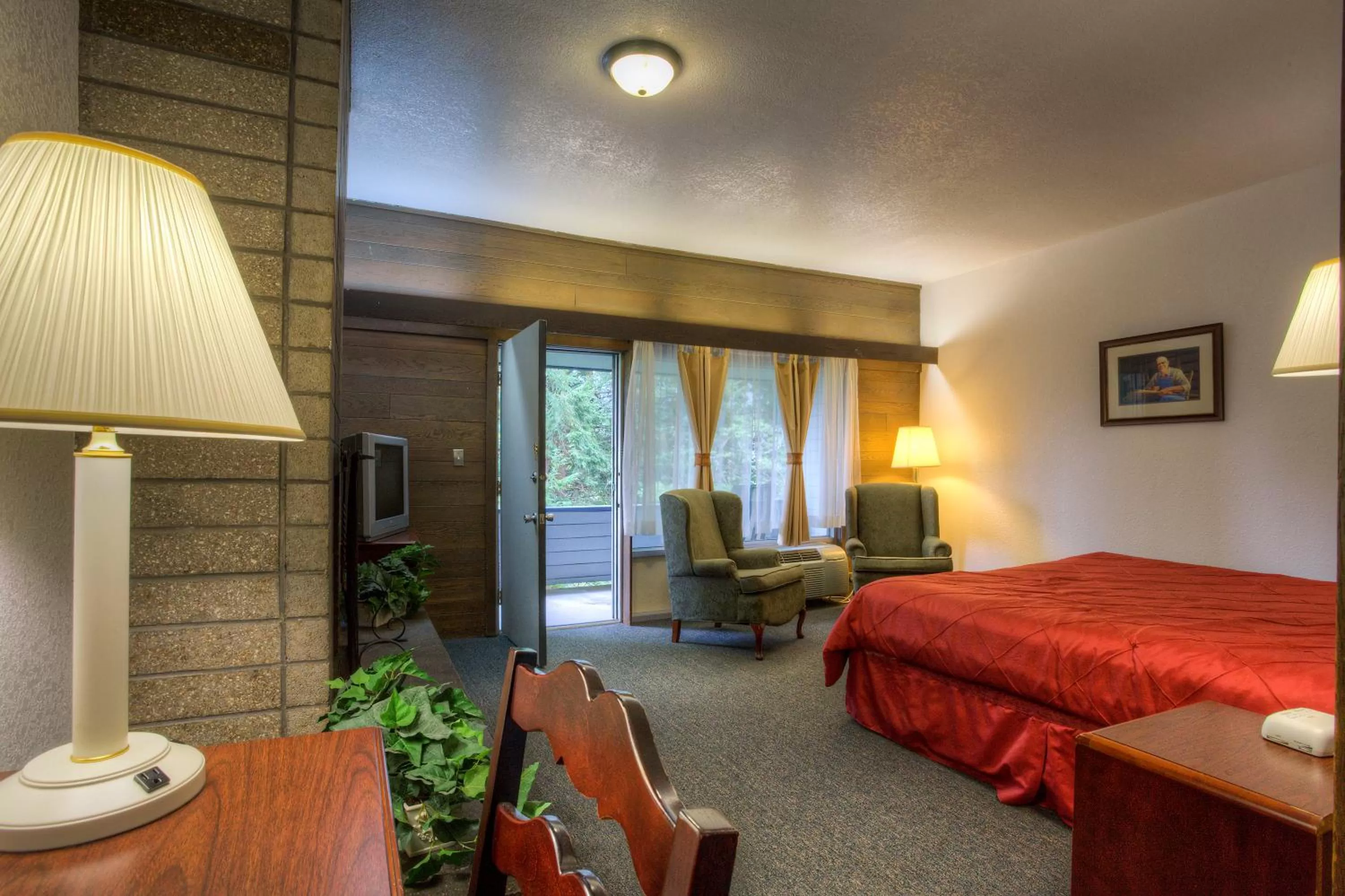 Photo of the whole room, Bed in Chalet Inn