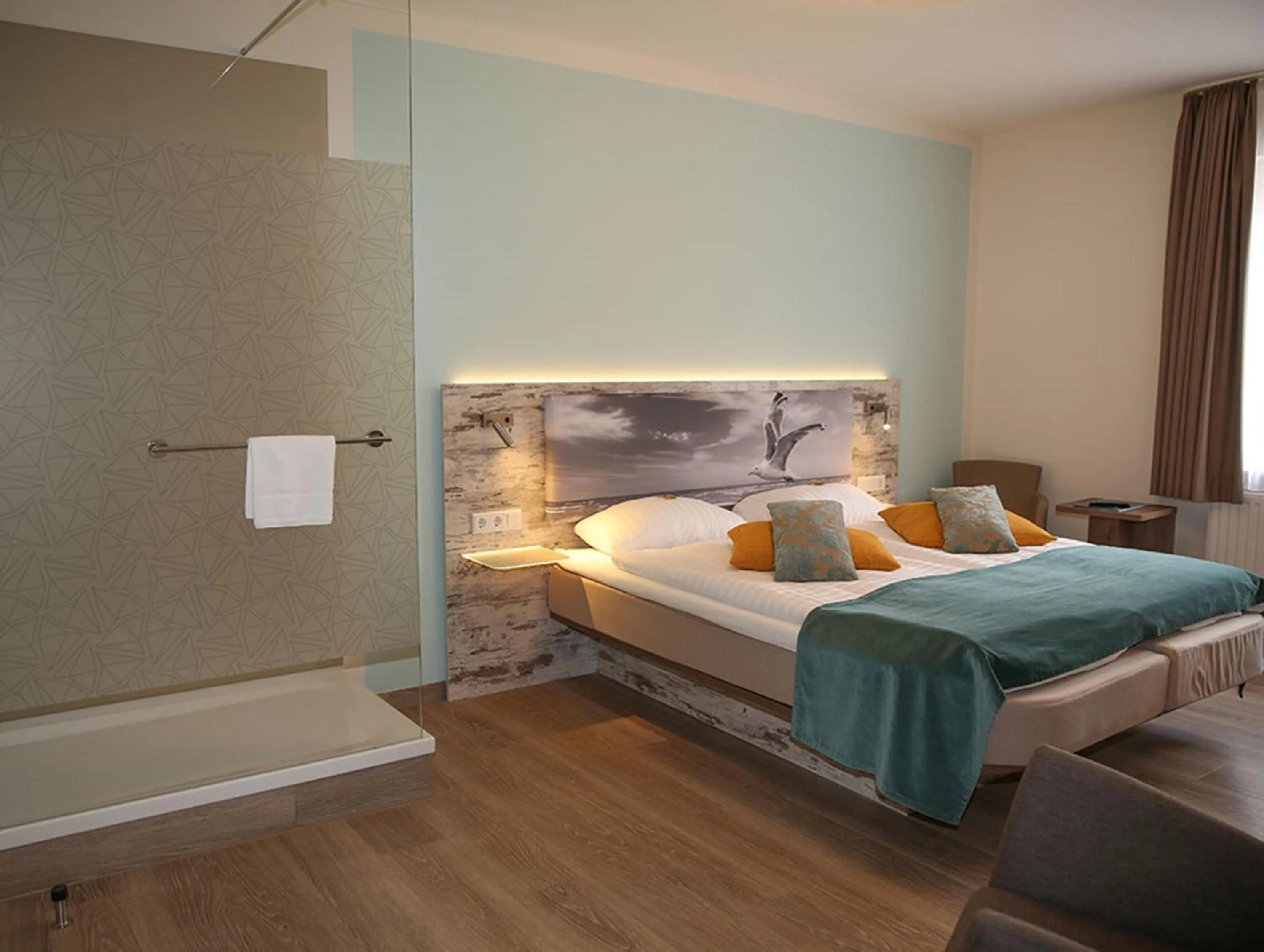 Shower, Bed in City Hotel