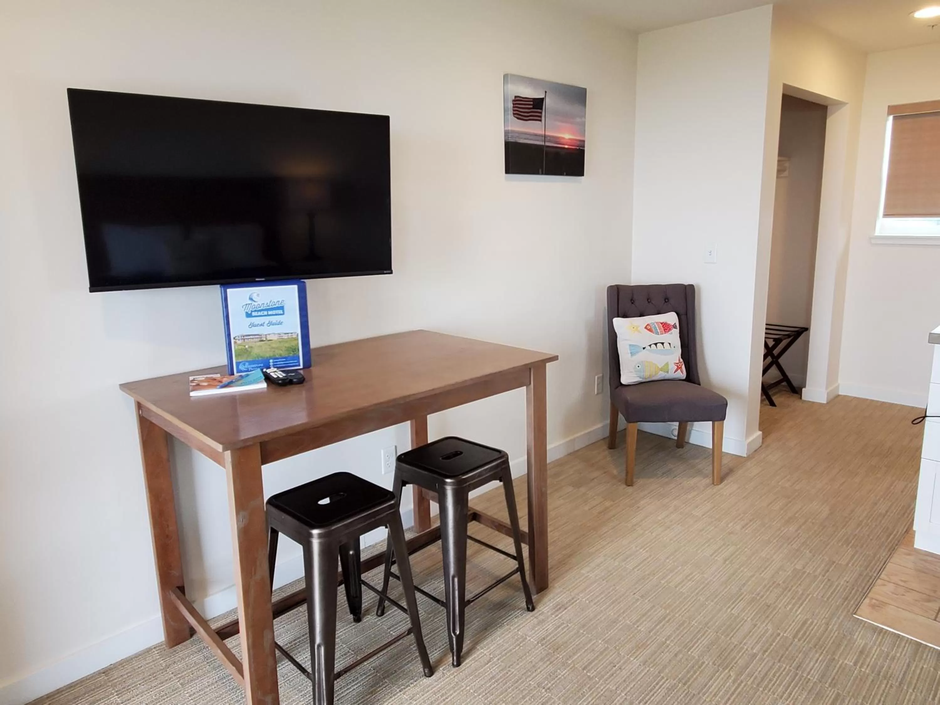 TV and multimedia, TV/Entertainment Center in Moonstone Beach Motel