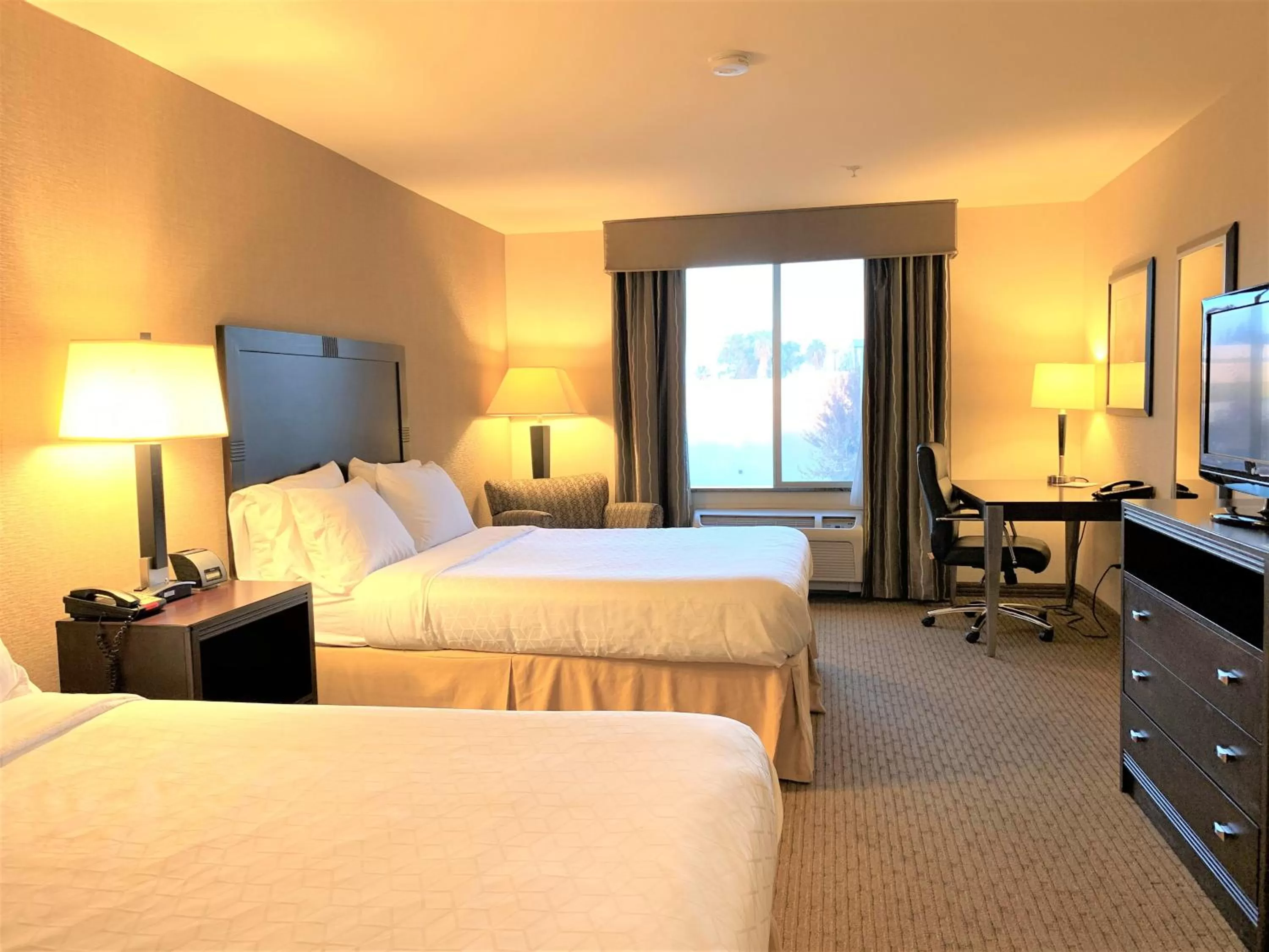 Photo of the whole room, Bed in Holiday Inn Express Fresno Northwest - Herndon by IHG