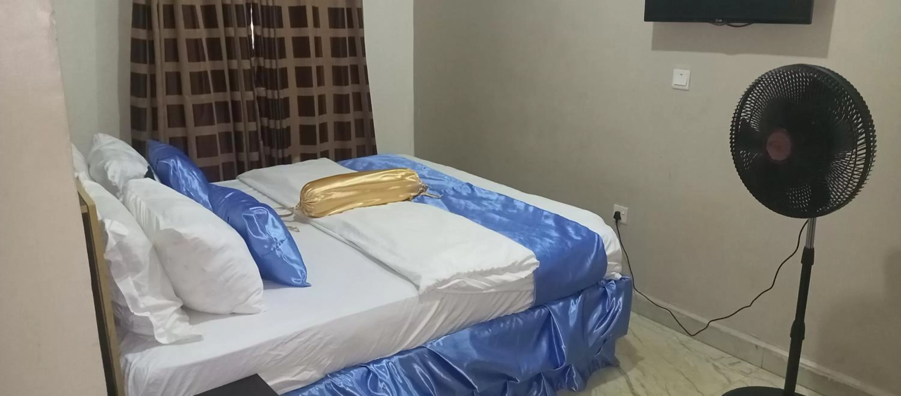 Bed in Nue-Crest Hotels & Suites