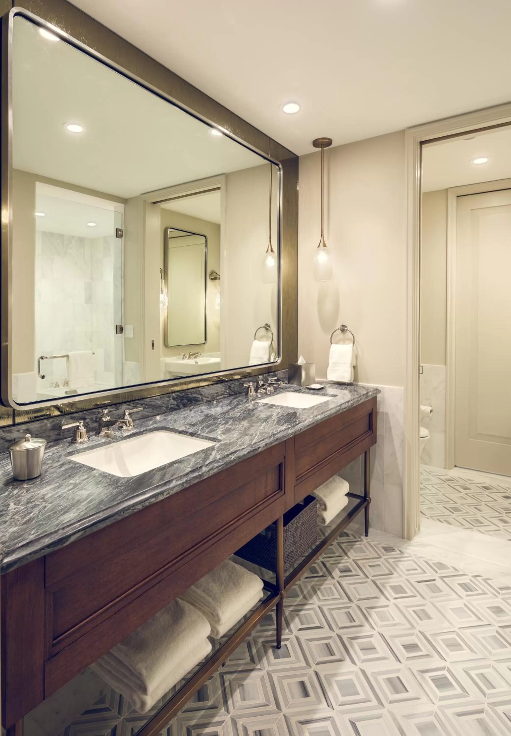 Shower in Sophy Hyde Park