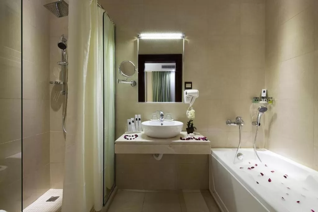 Bathroom in Western Lamar Hotel