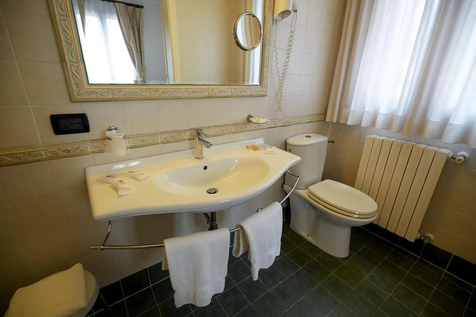 Toilet in Hotel Riviera dei Dogi