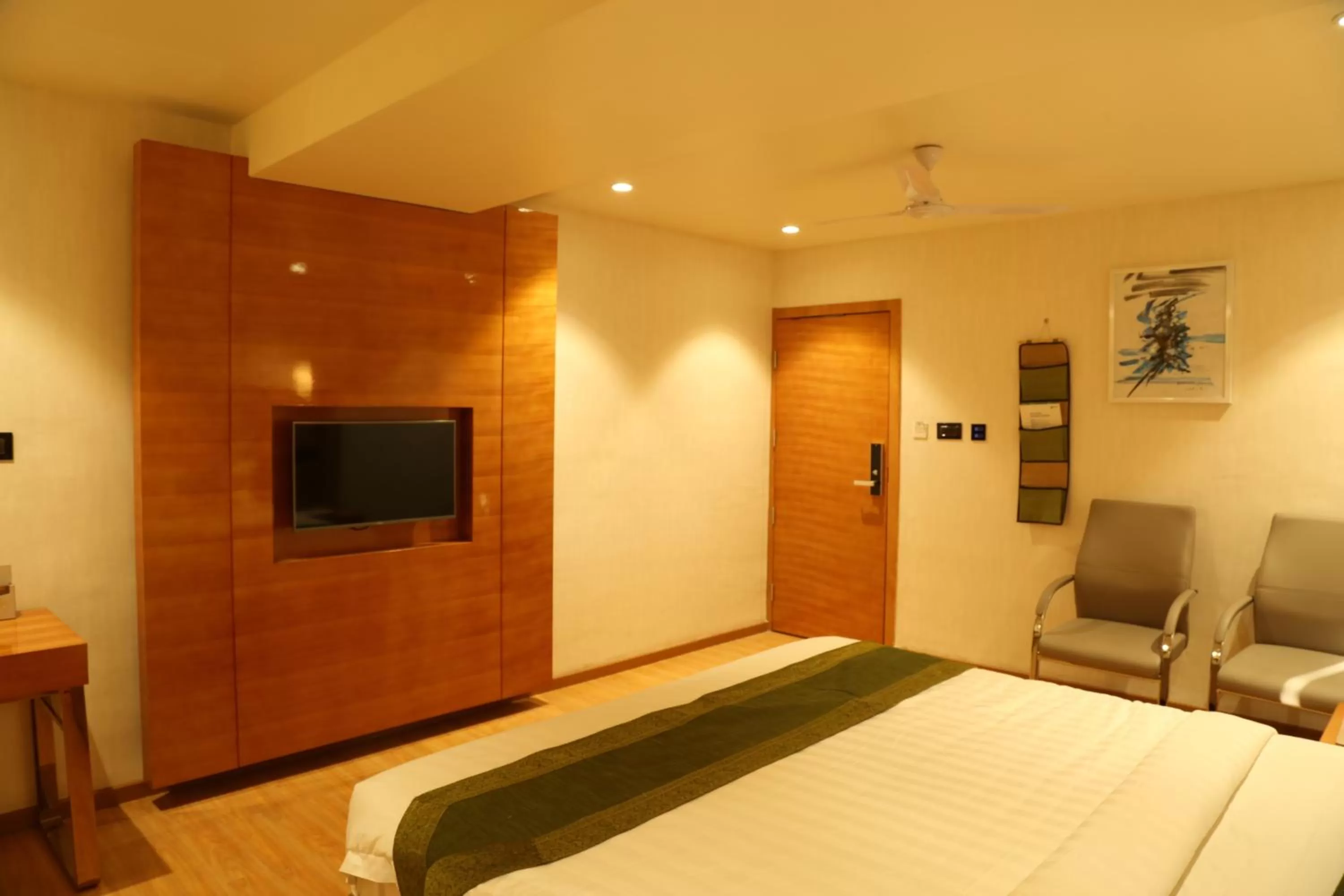 TV and multimedia, Bed in Hotel Reva Regency