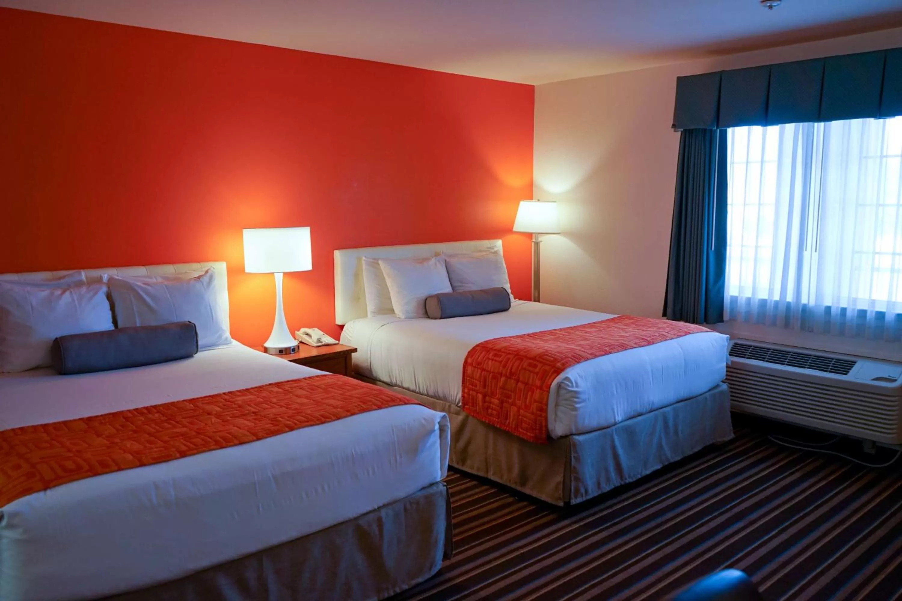 Photo of the whole room, Bed in Howard Johnson by Wyndham Salinas