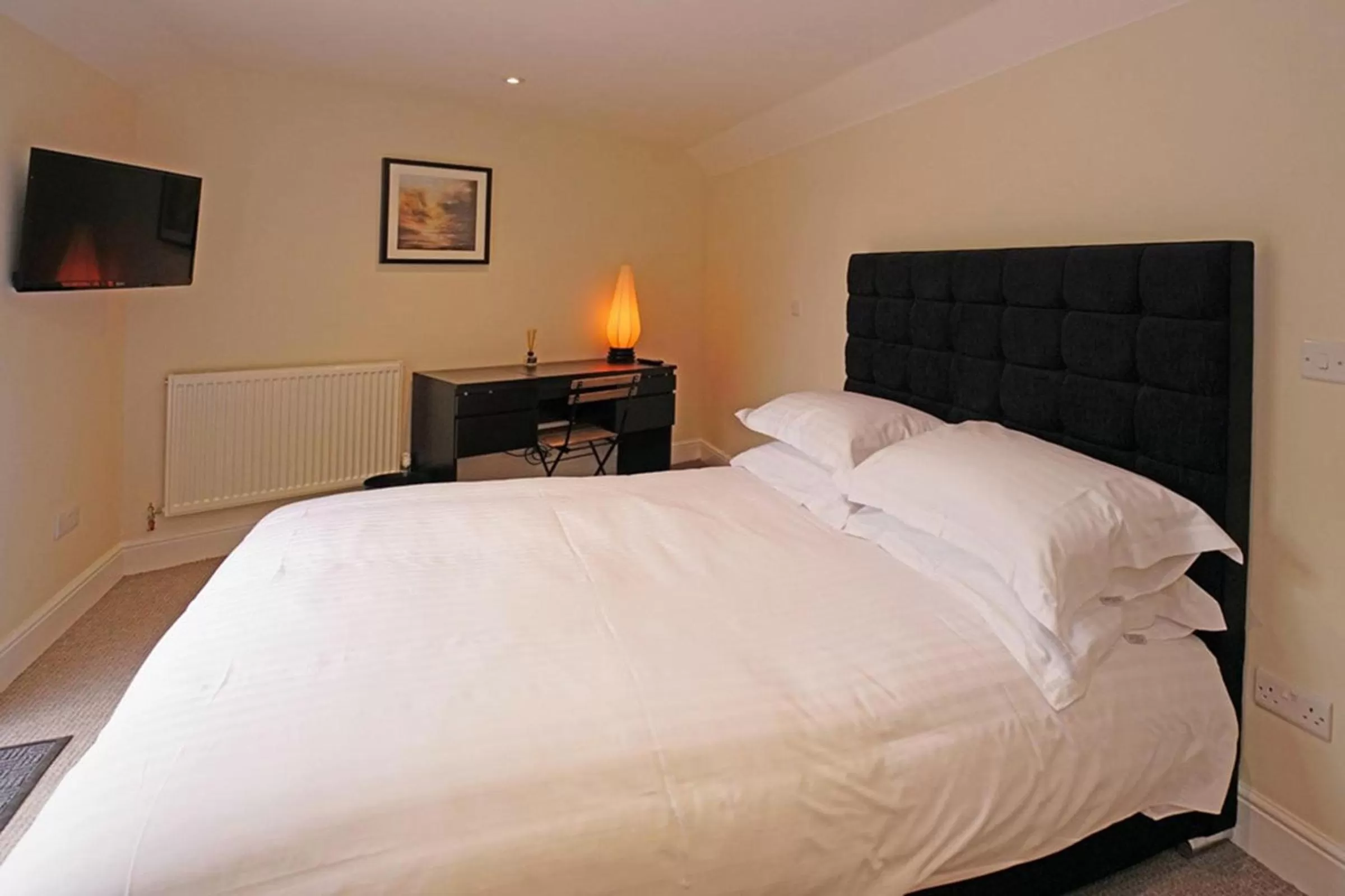 Bedroom, Bed in Greyhound Hever