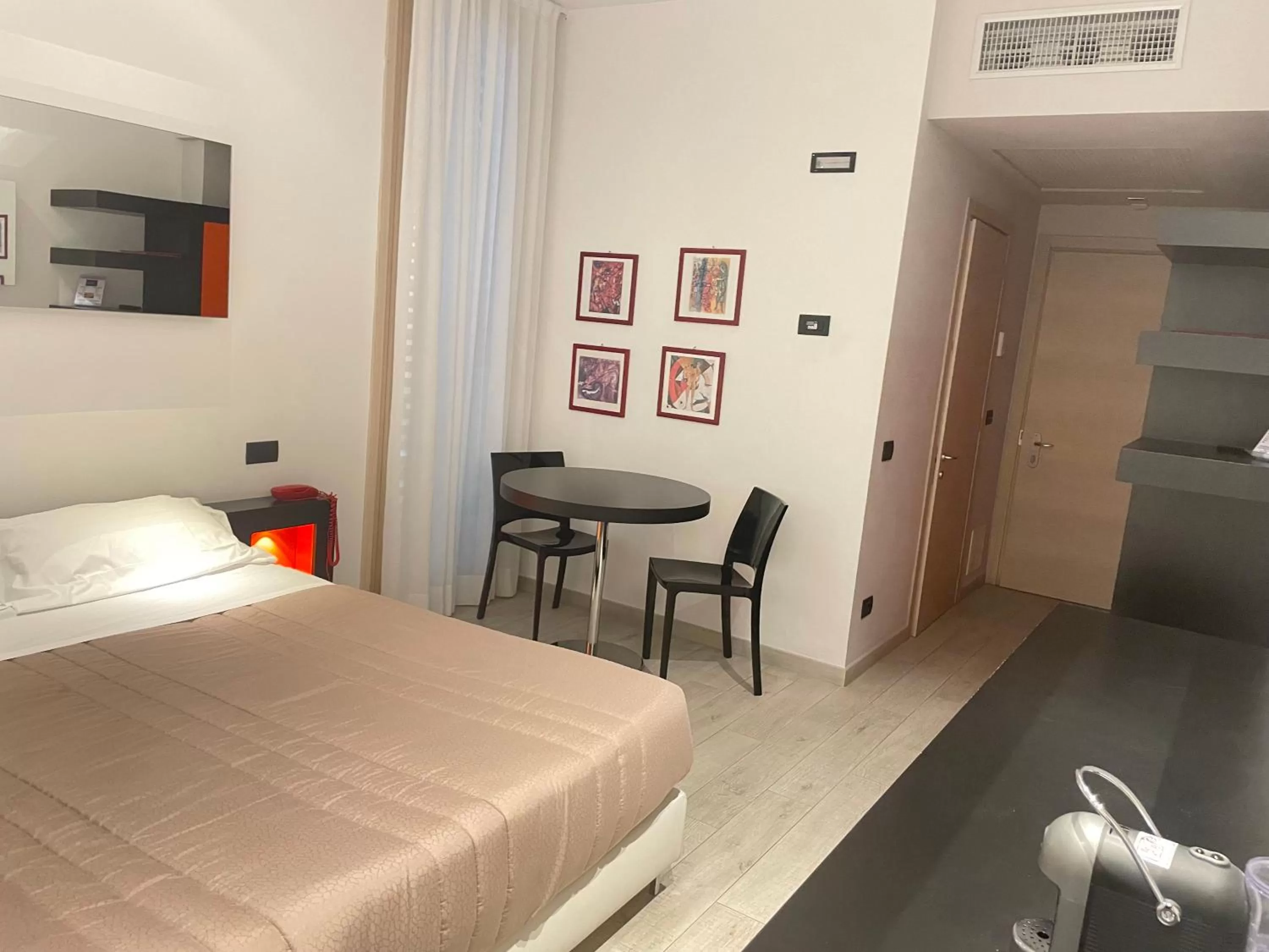 Photo of the whole room, Bed in Blue Shades Hotel