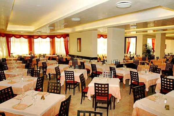 Restaurant/places to eat in Hotel Columbus