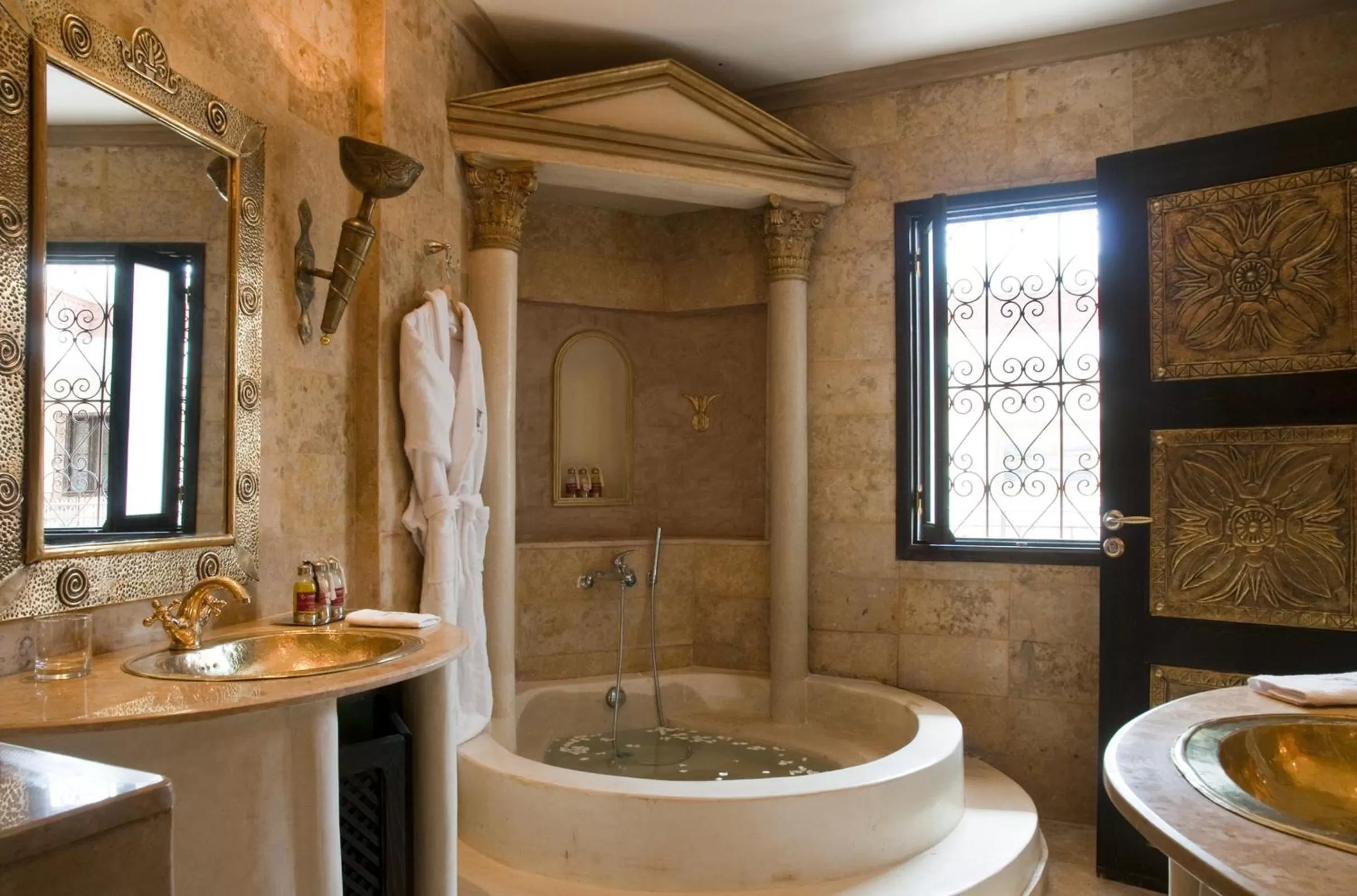 Bathroom in Le Temple Des Arts