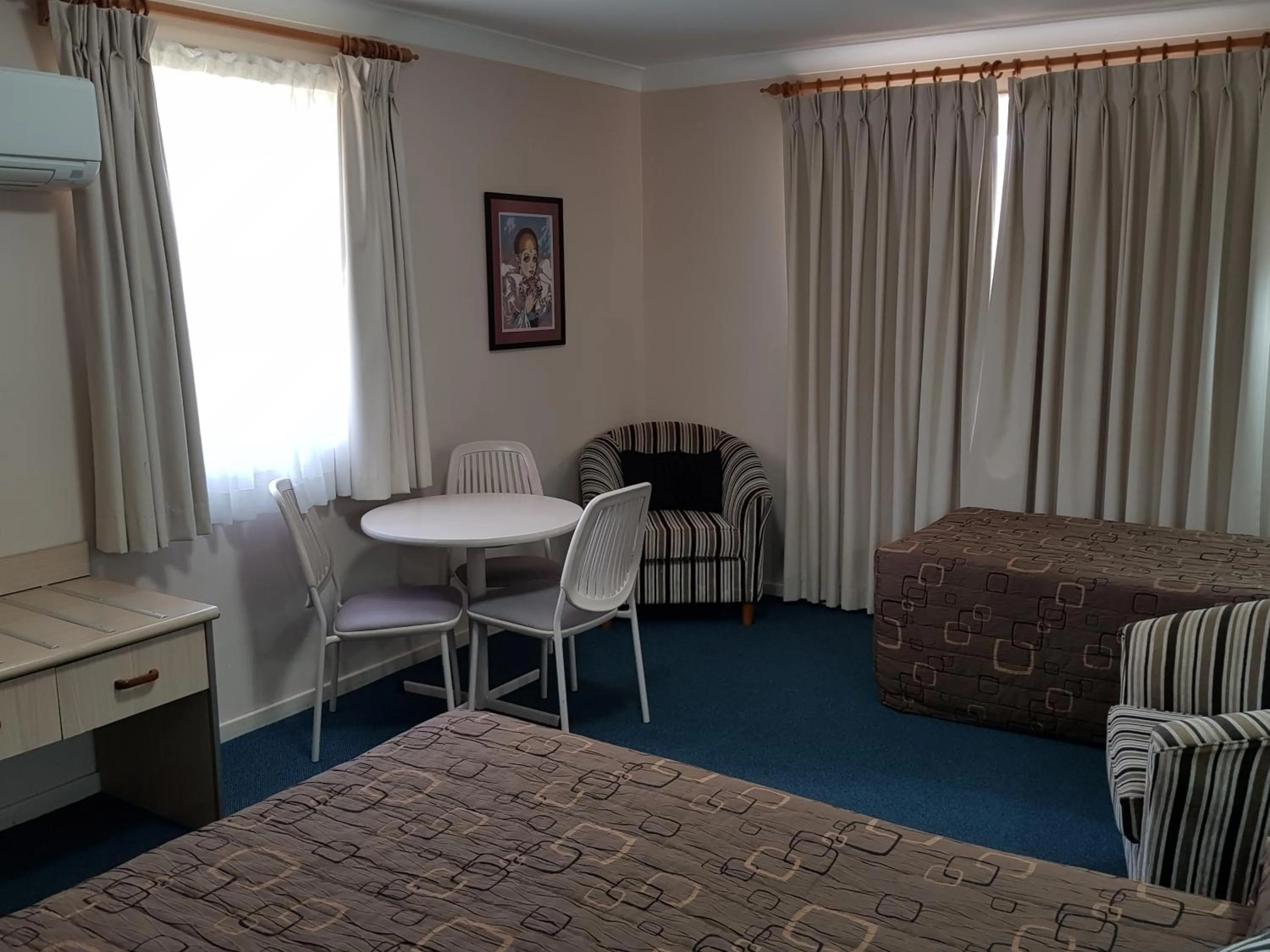 Photo of the whole room in Abraham Lincoln Motel