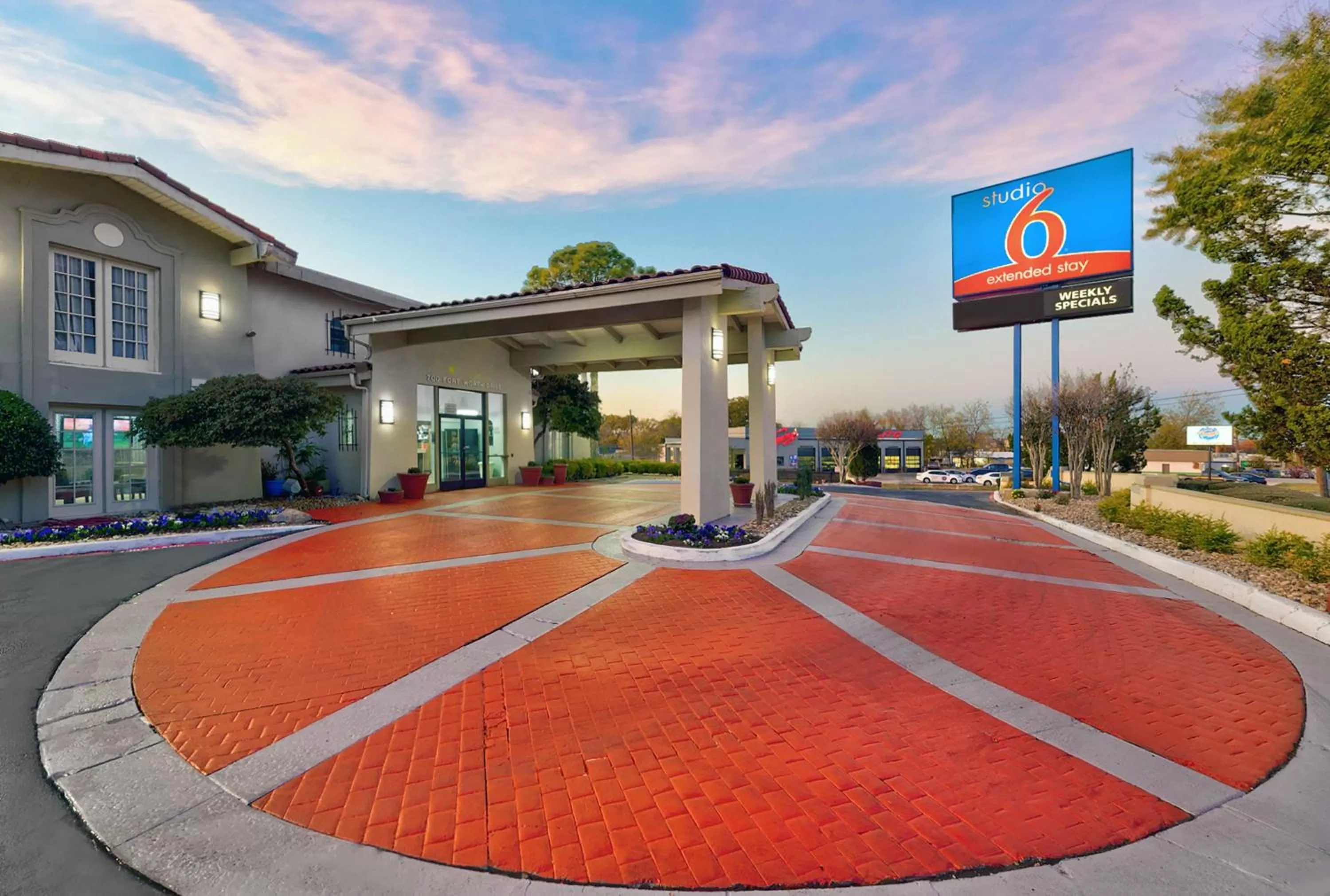 Property building in Studio 6-Denton, TX - UNT