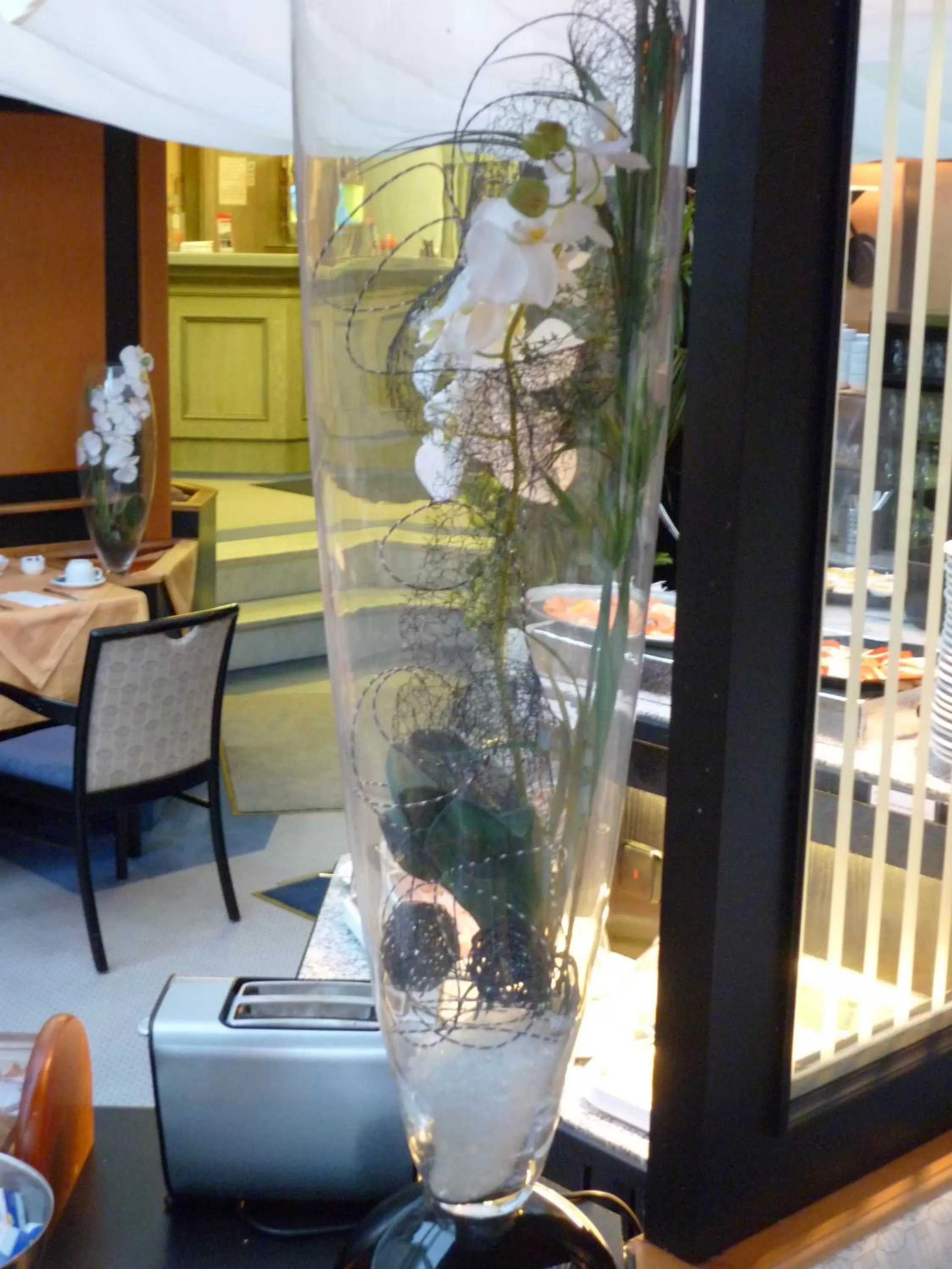 Restaurant/places to eat in Avenue Hotel