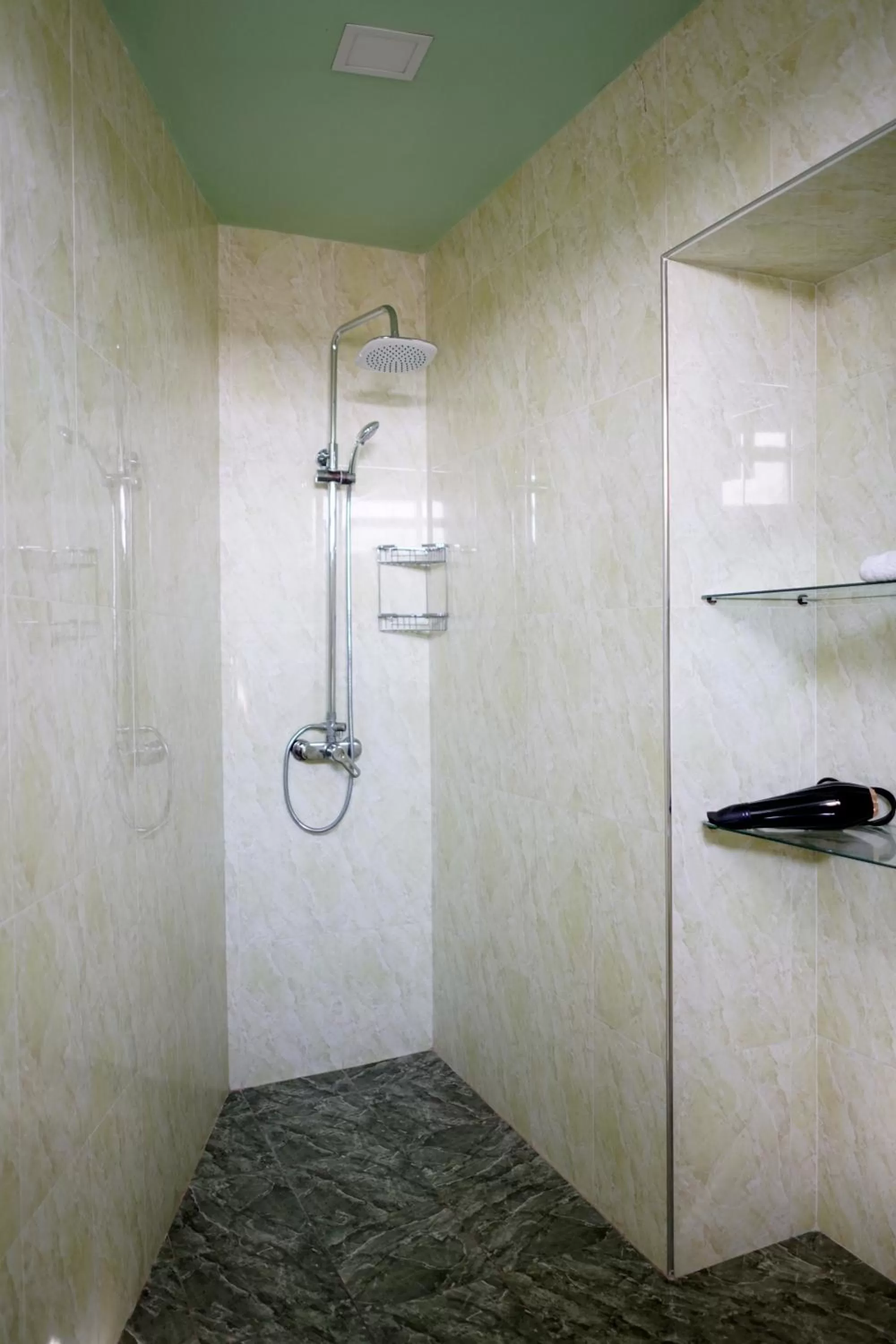 Bathroom in Elkoaparthotel